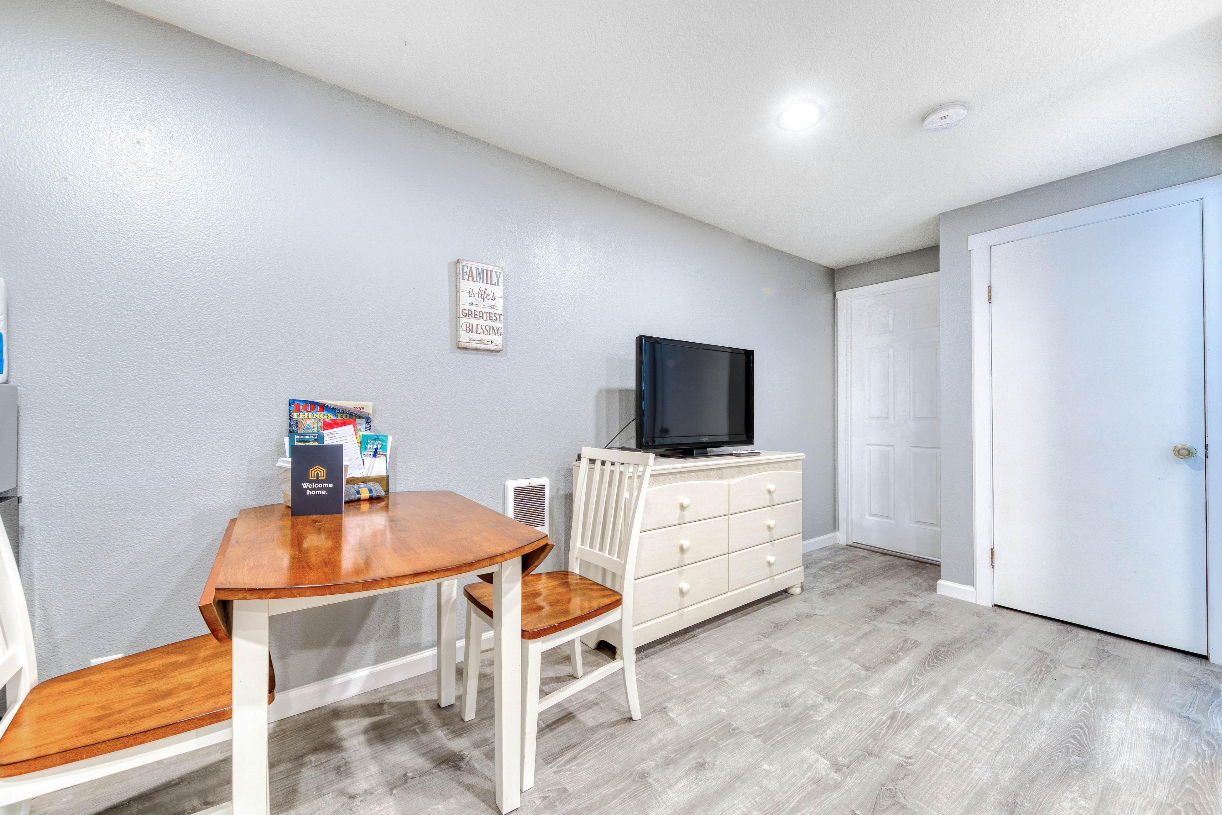 Coastal room near the beach & downtown - dog-friendly