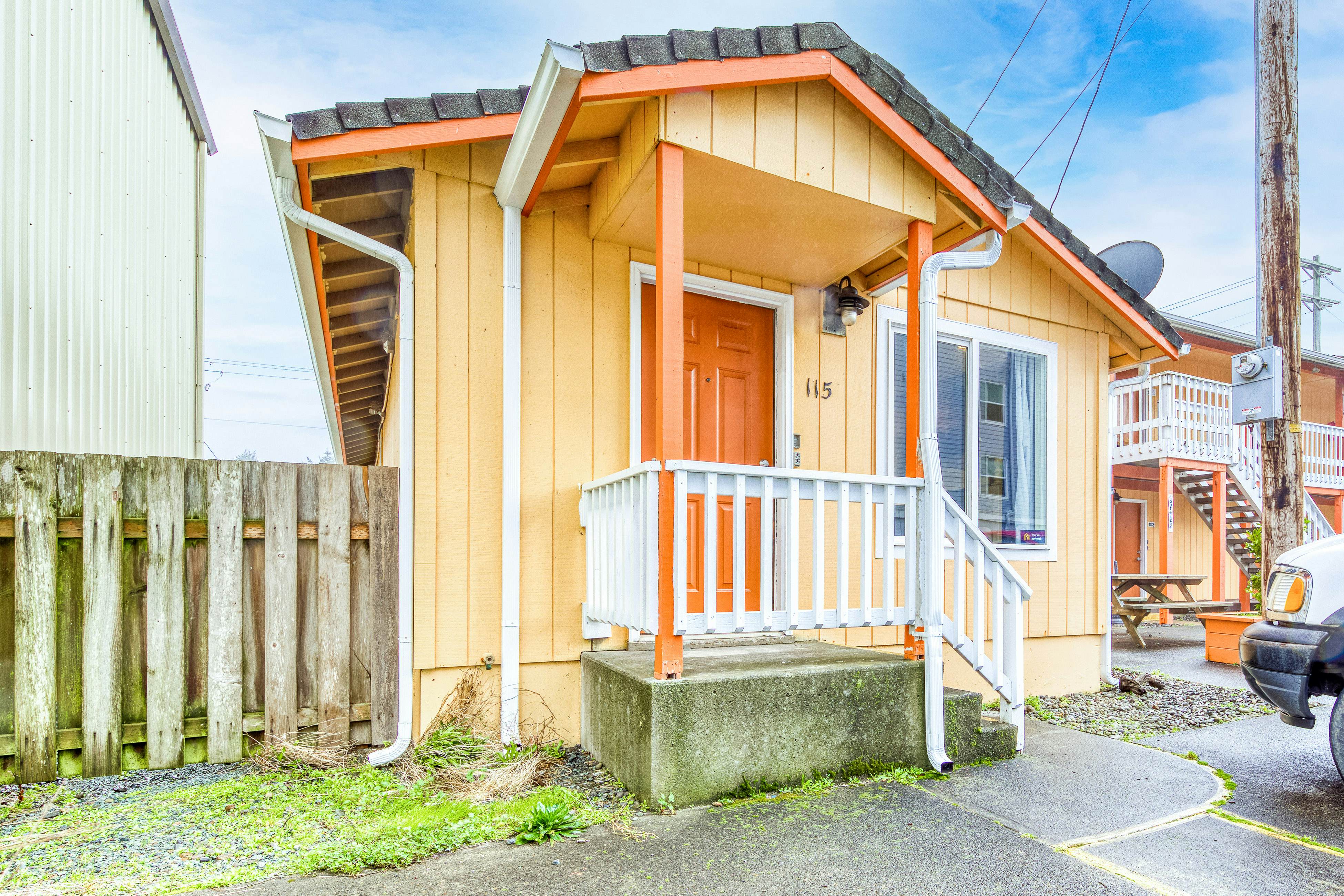 Coastal room near the beach & downtown - dog-friendly