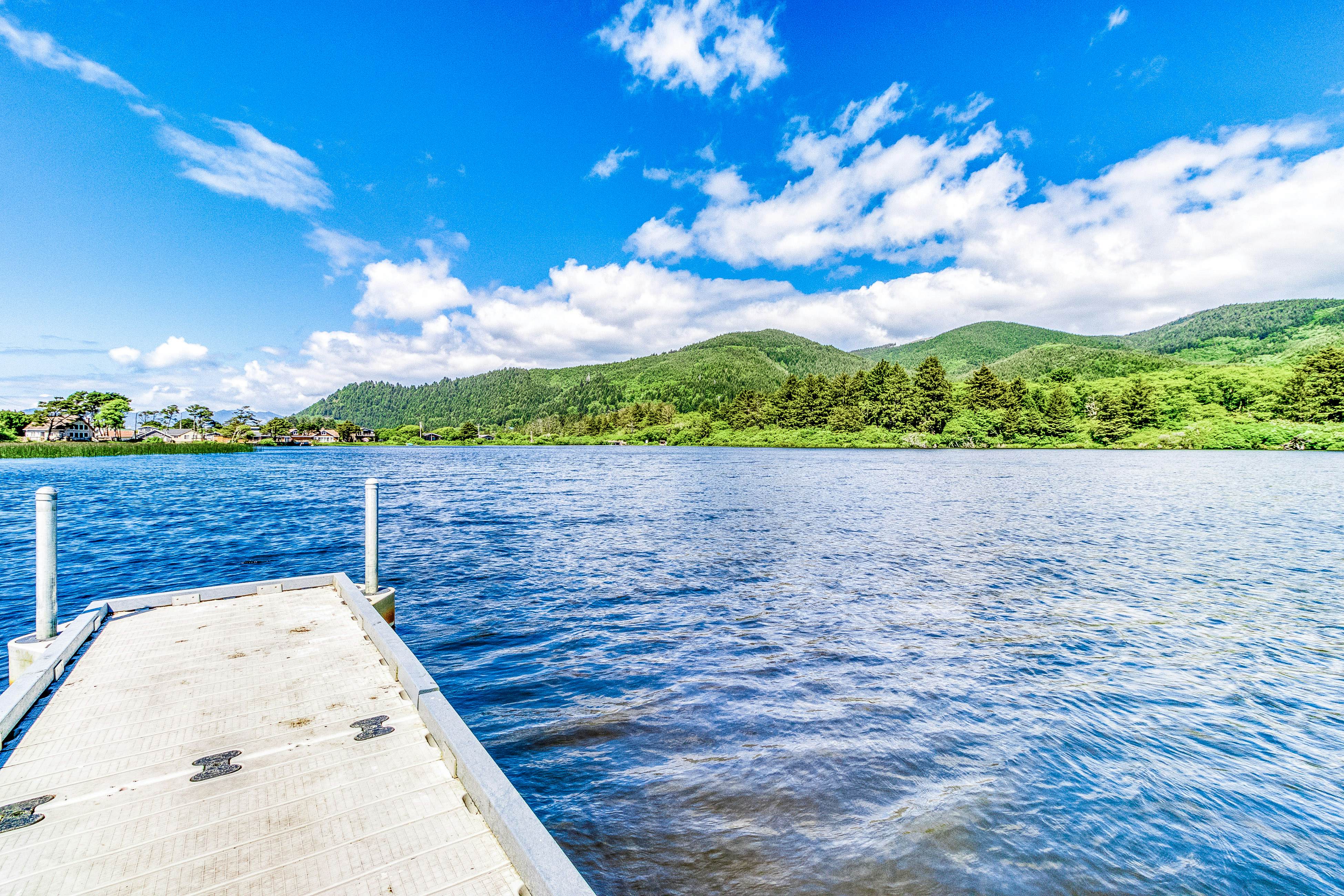 Coastal room near the beach & downtown - dog-friendly