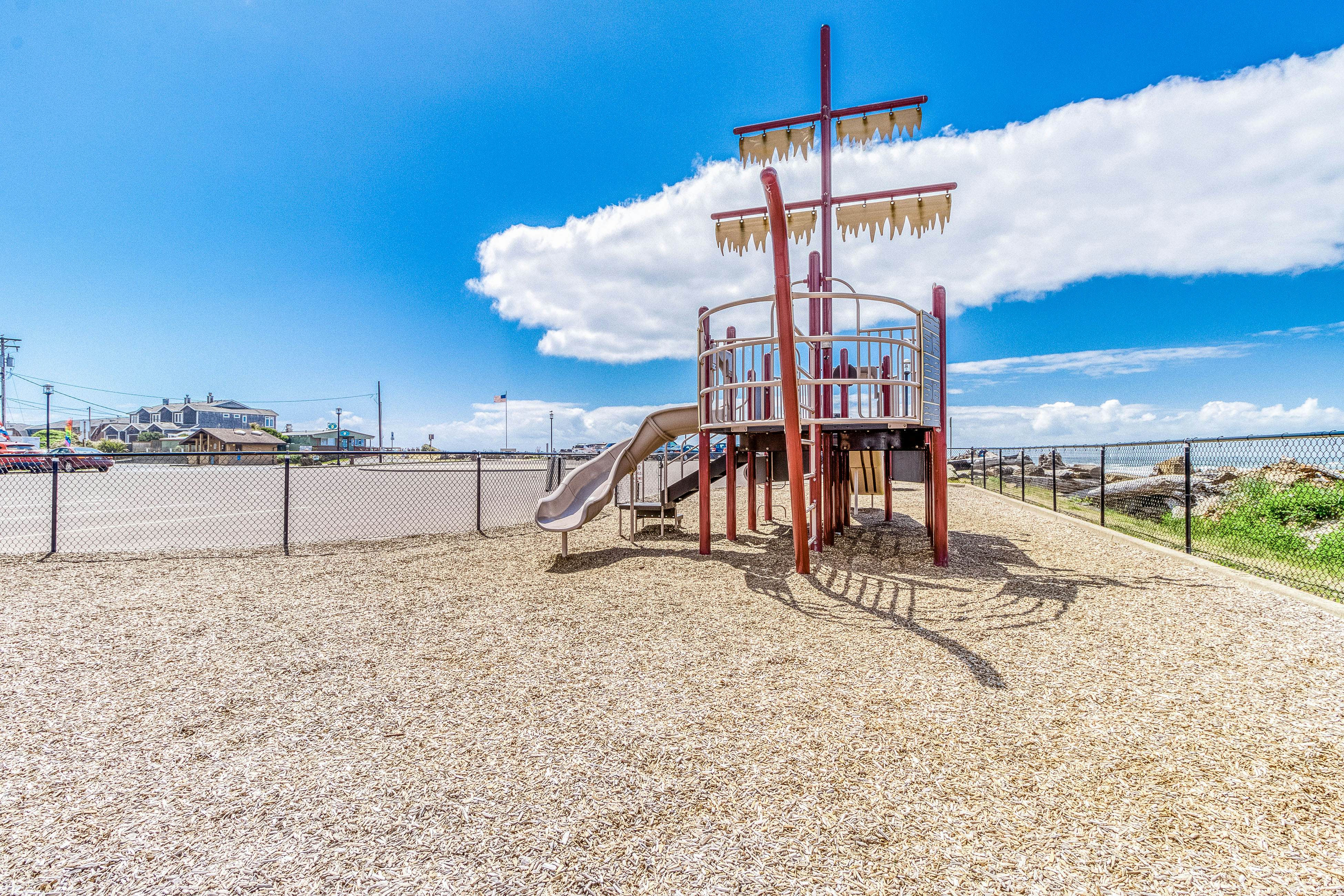 Coastal room near the beach & downtown - dog-friendly