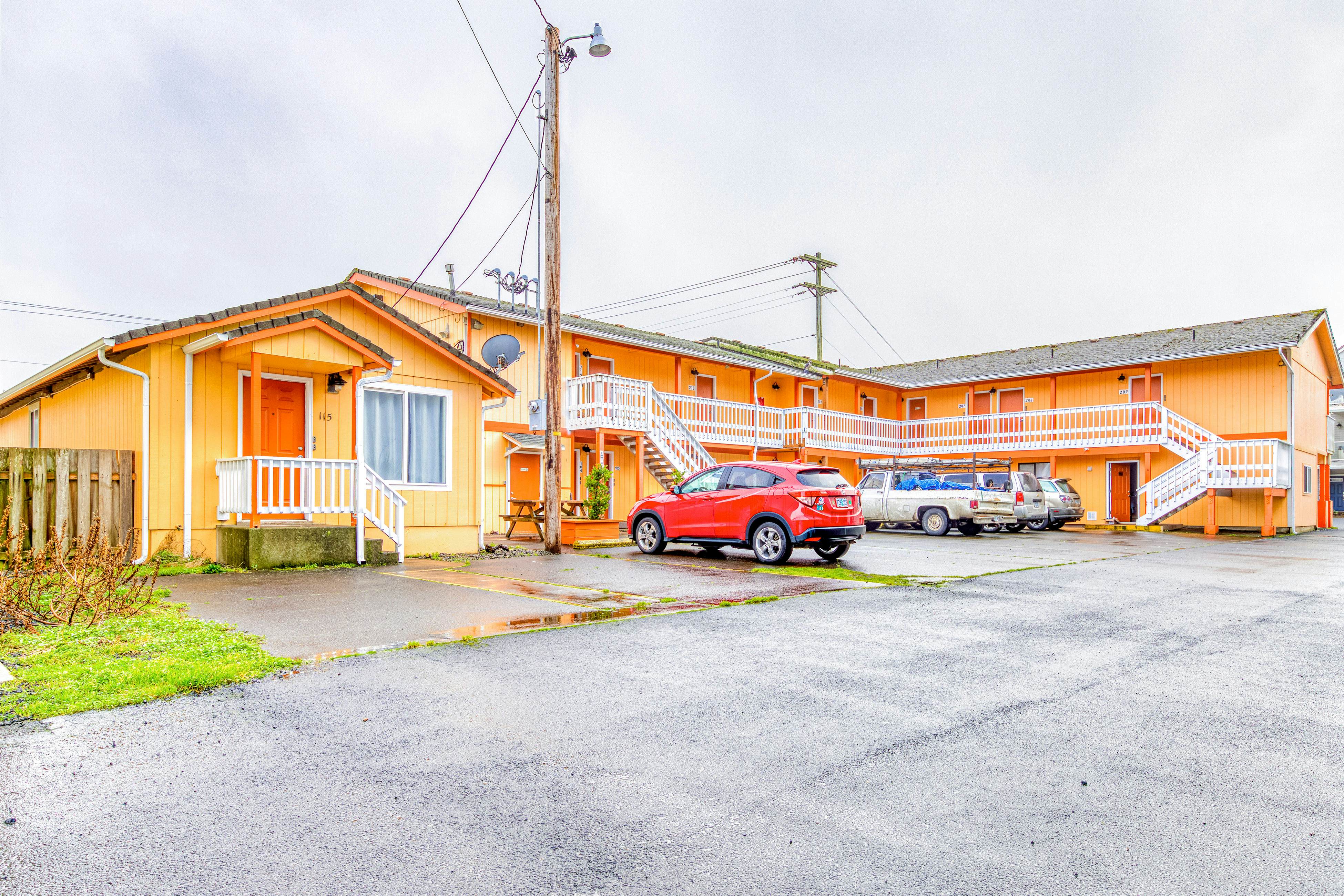 Coastal room near the beach & downtown - dog-friendly