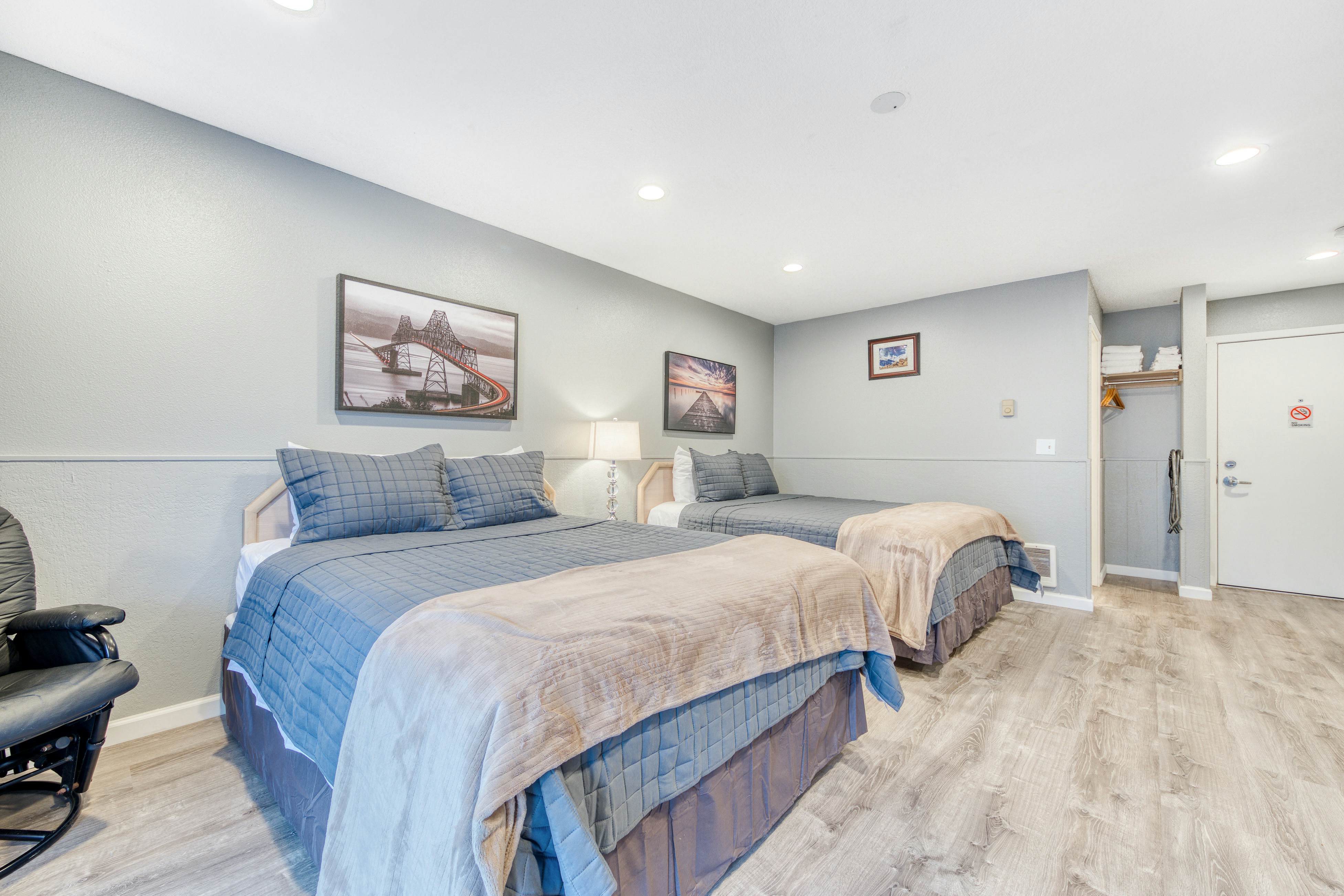 Eight Dog-Friendly Rooms w/ Kitchens & Kitchenettes - Walk to Downtown & Beach