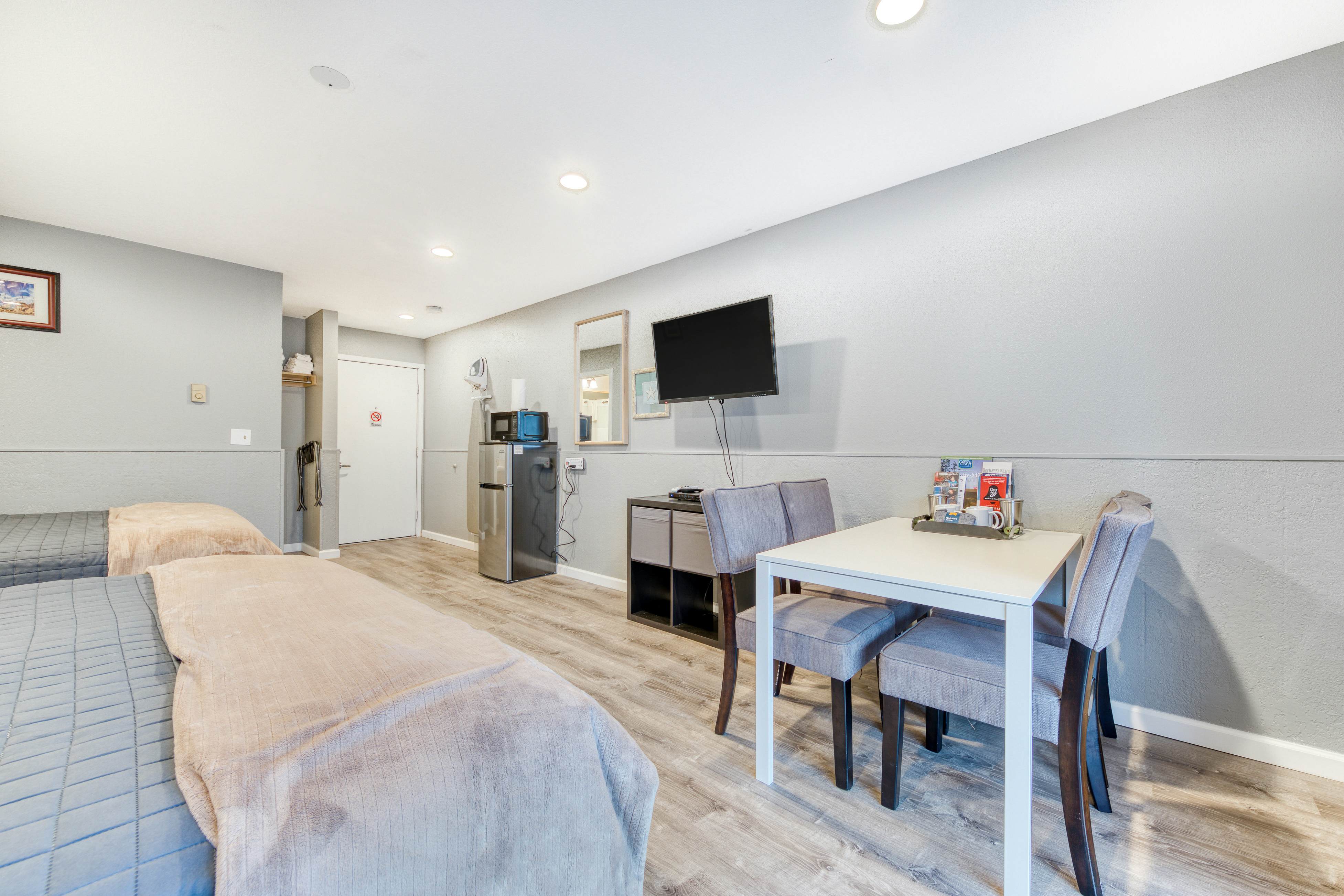 Eight Dog-Friendly Rooms w/ Kitchens & Kitchenettes - Walk to Downtown & Beach