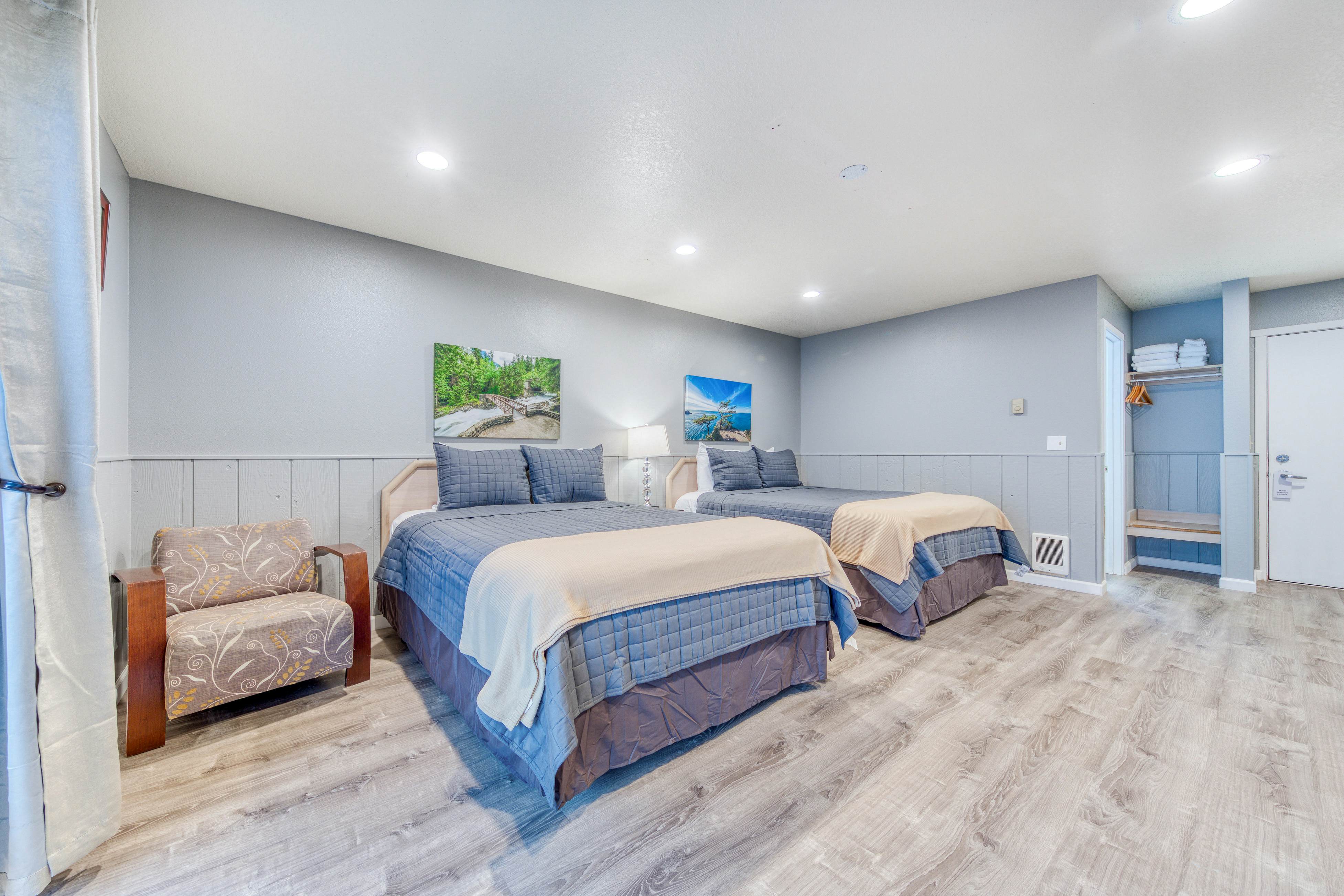 Eight Dog-Friendly Rooms w/ Kitchens & Kitchenettes - Walk to Downtown & Beach