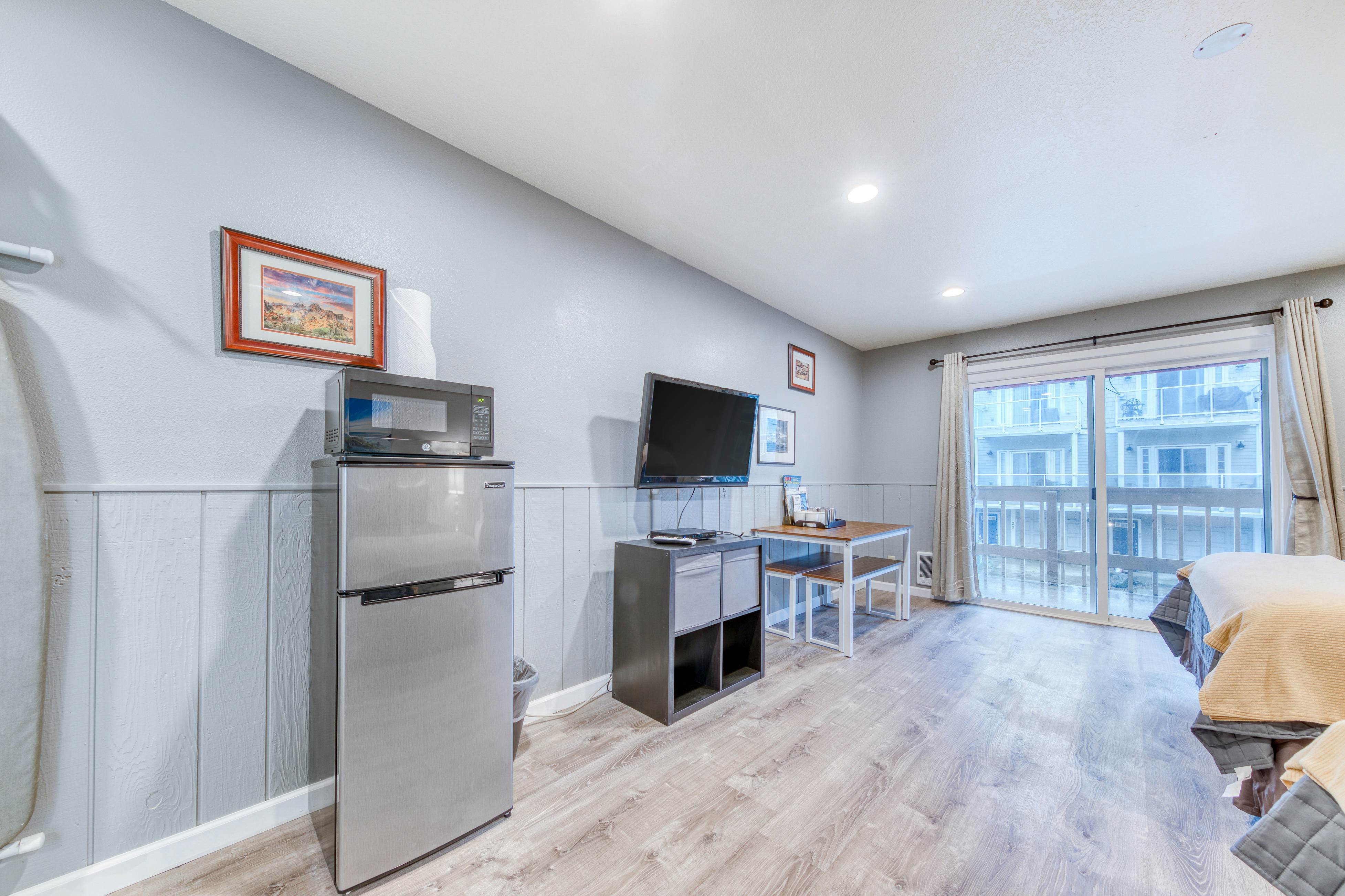 Eight Dog-Friendly Rooms w/ Kitchens & Kitchenettes - Walk to Downtown & Beach