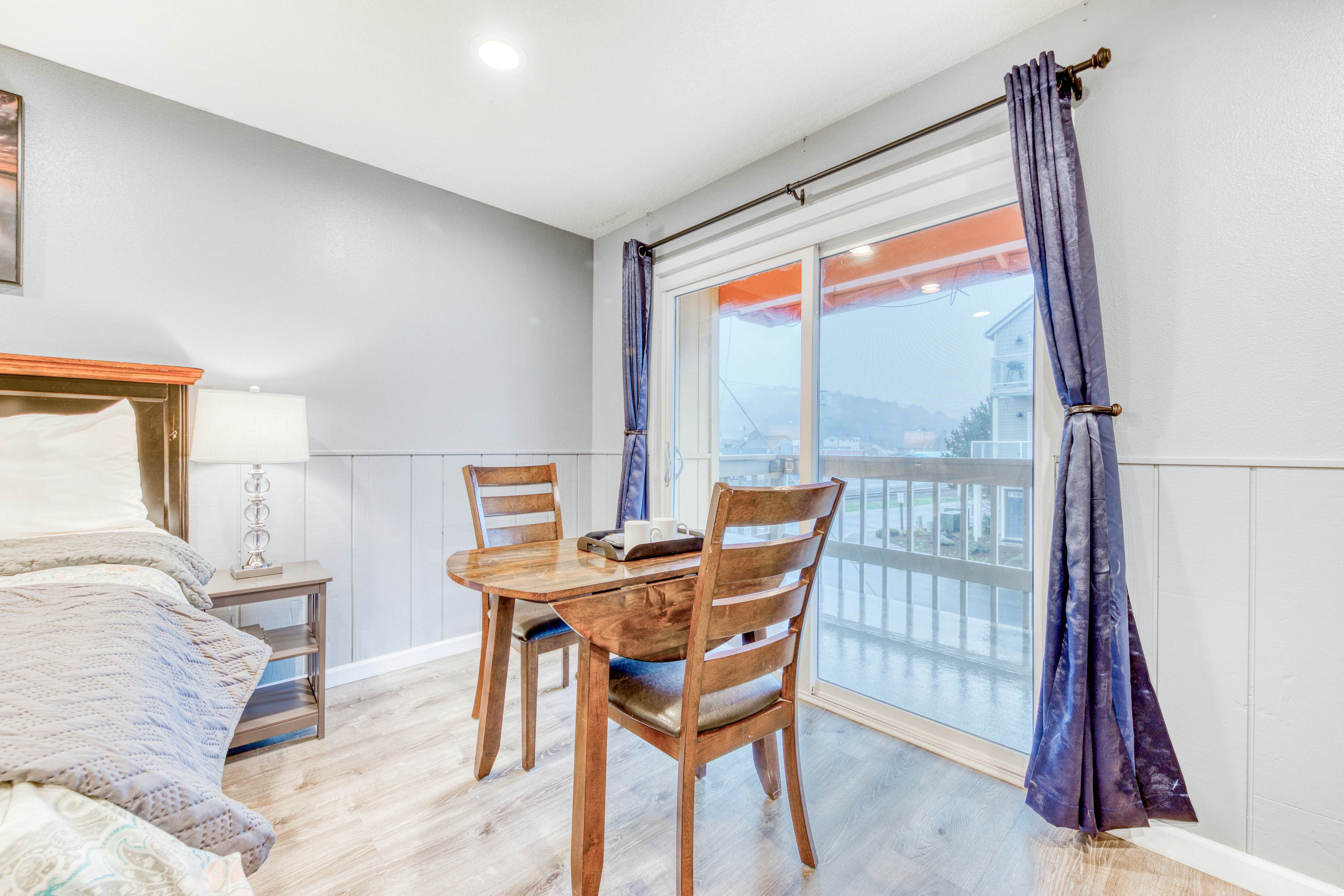 Eight Dog-Friendly Rooms w/ Kitchens & Kitchenettes - Walk to Downtown & Beach