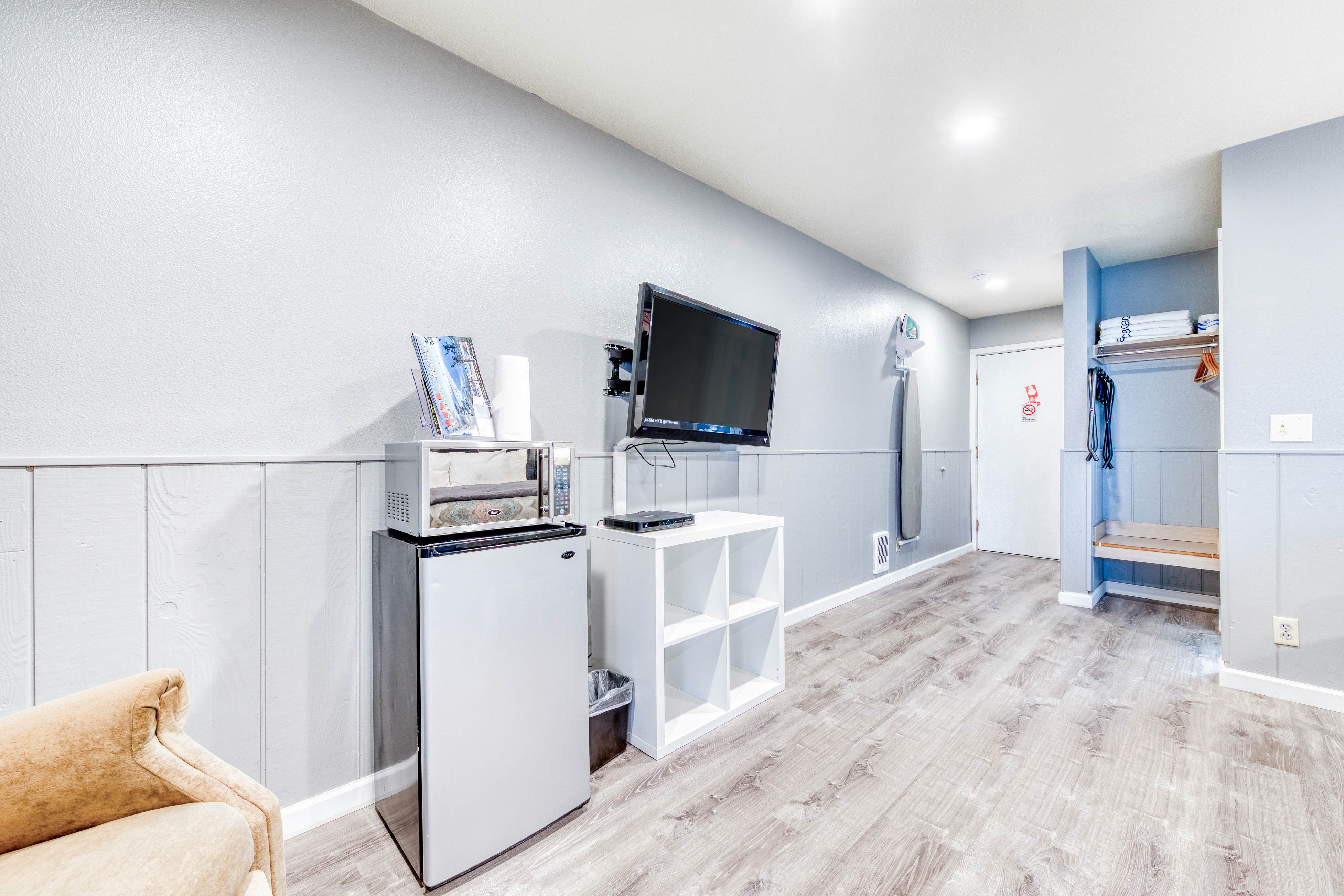 Eight Dog-Friendly Rooms w/ Kitchens & Kitchenettes - Walk to Downtown & Beach