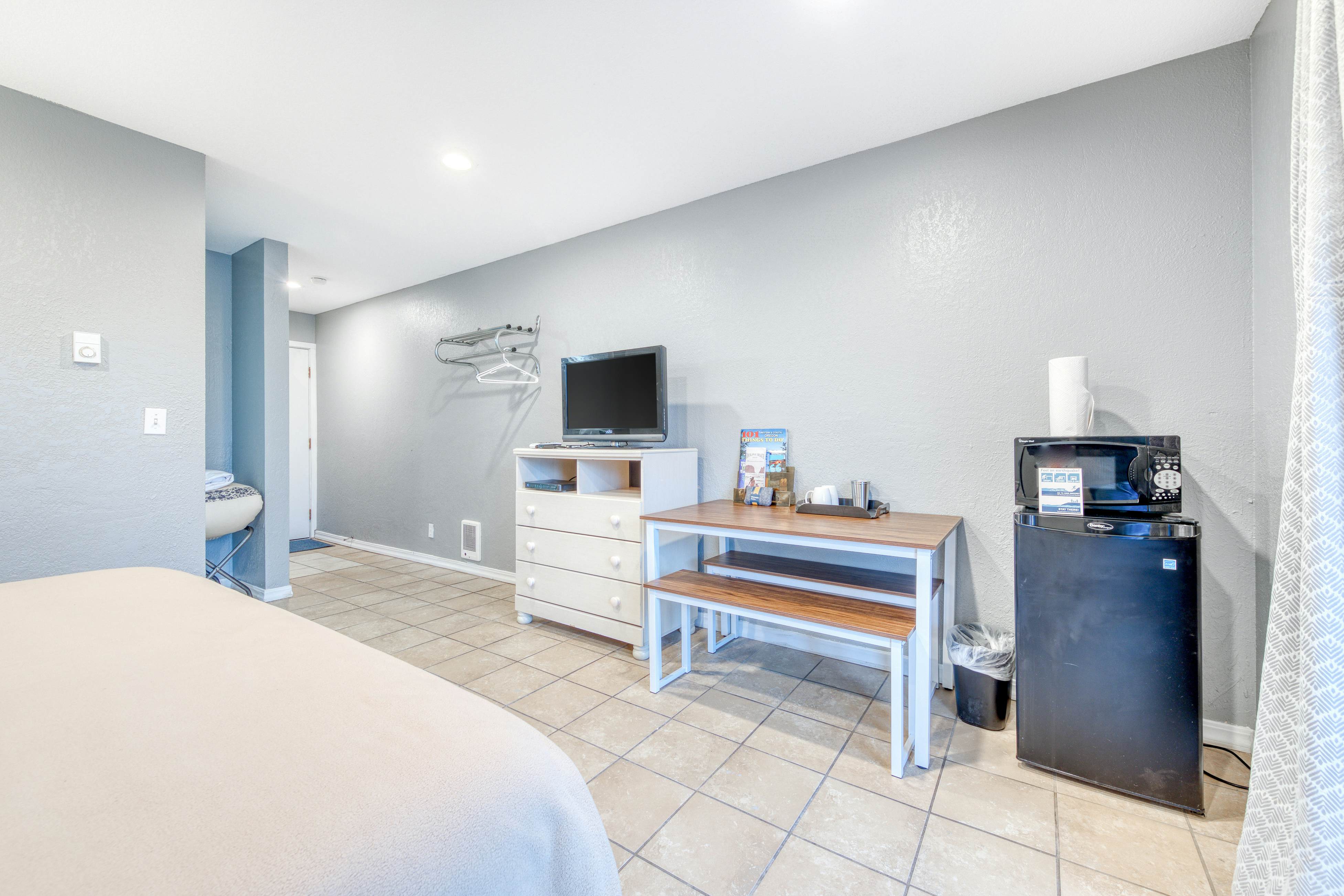 Eight Dog-Friendly Rooms w/ Kitchens & Kitchenettes - Walk to Downtown & Beach