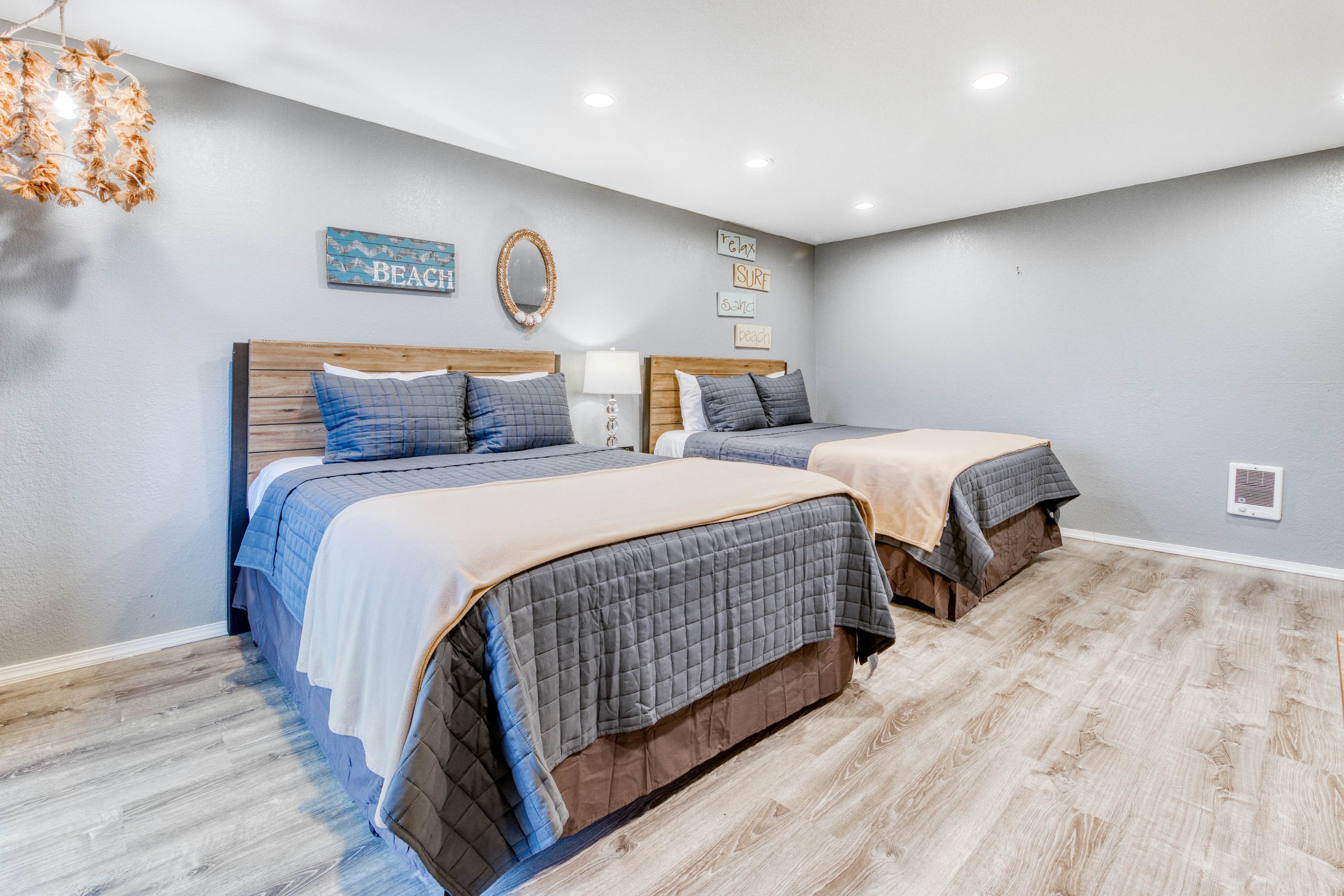 Eight Dog-Friendly Rooms w/ Kitchens & Kitchenettes - Walk to Downtown & Beach