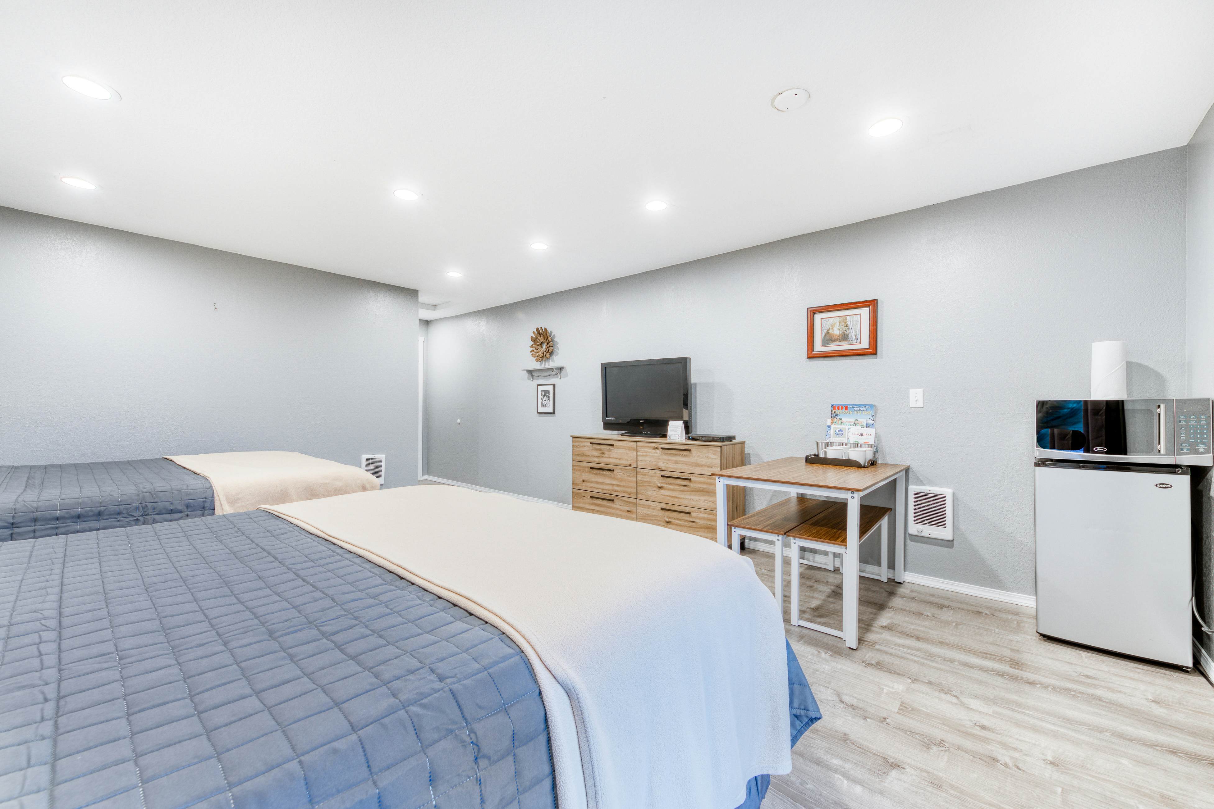 Eight Dog-Friendly Rooms w/ Kitchens & Kitchenettes - Walk to Downtown & Beach