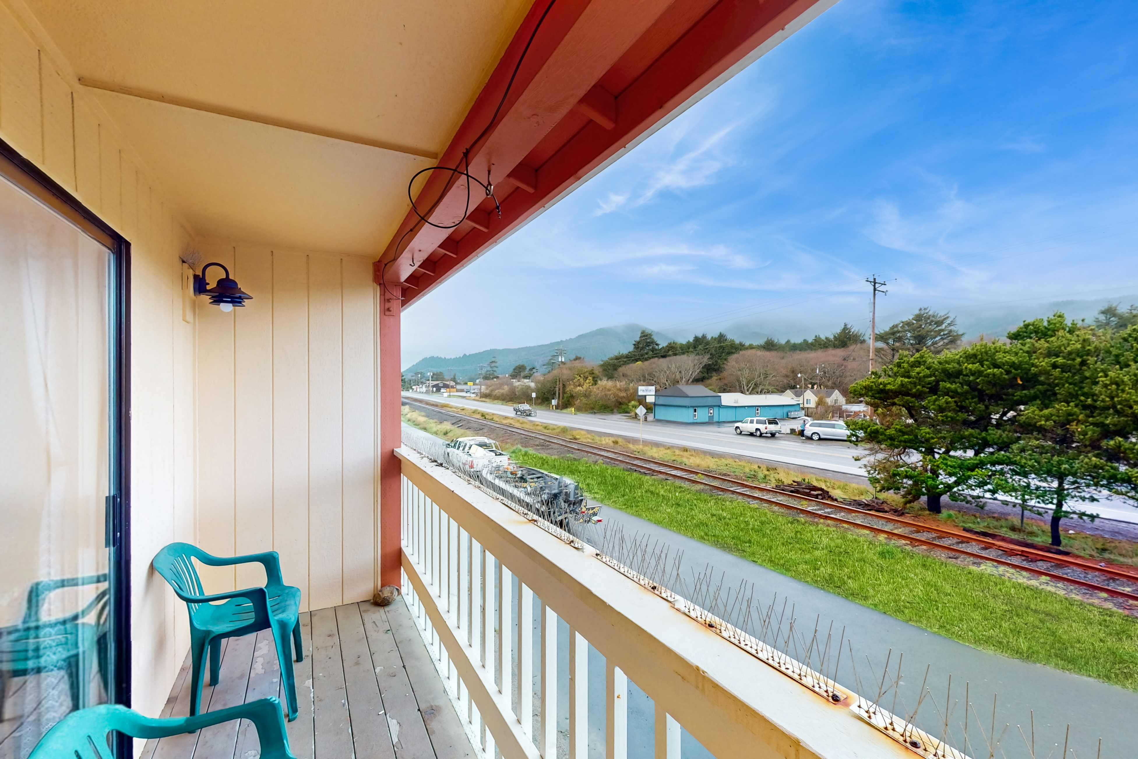 Classy Dog Friendly Studio with Free WiFi and Cable Walk to the Beach