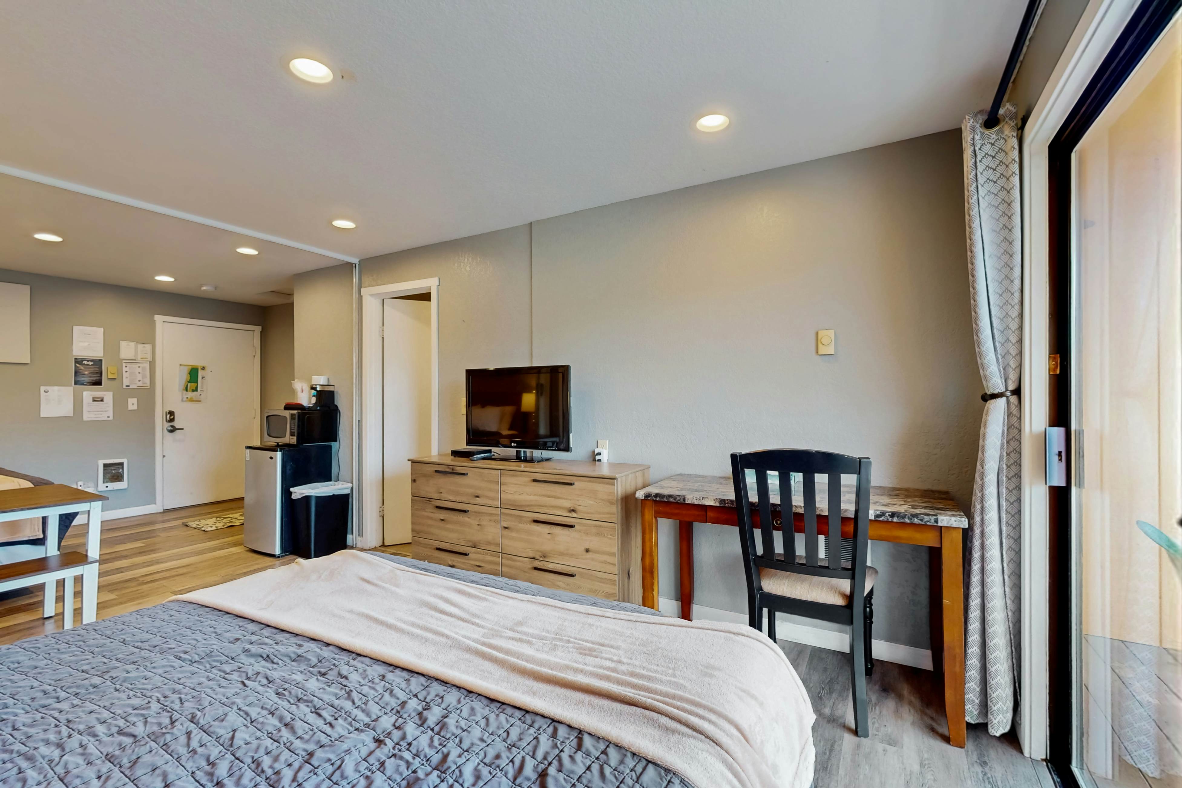 Classy Dog-Friendly Studio w/ Free WiFi and Cable - Walk to the Beach