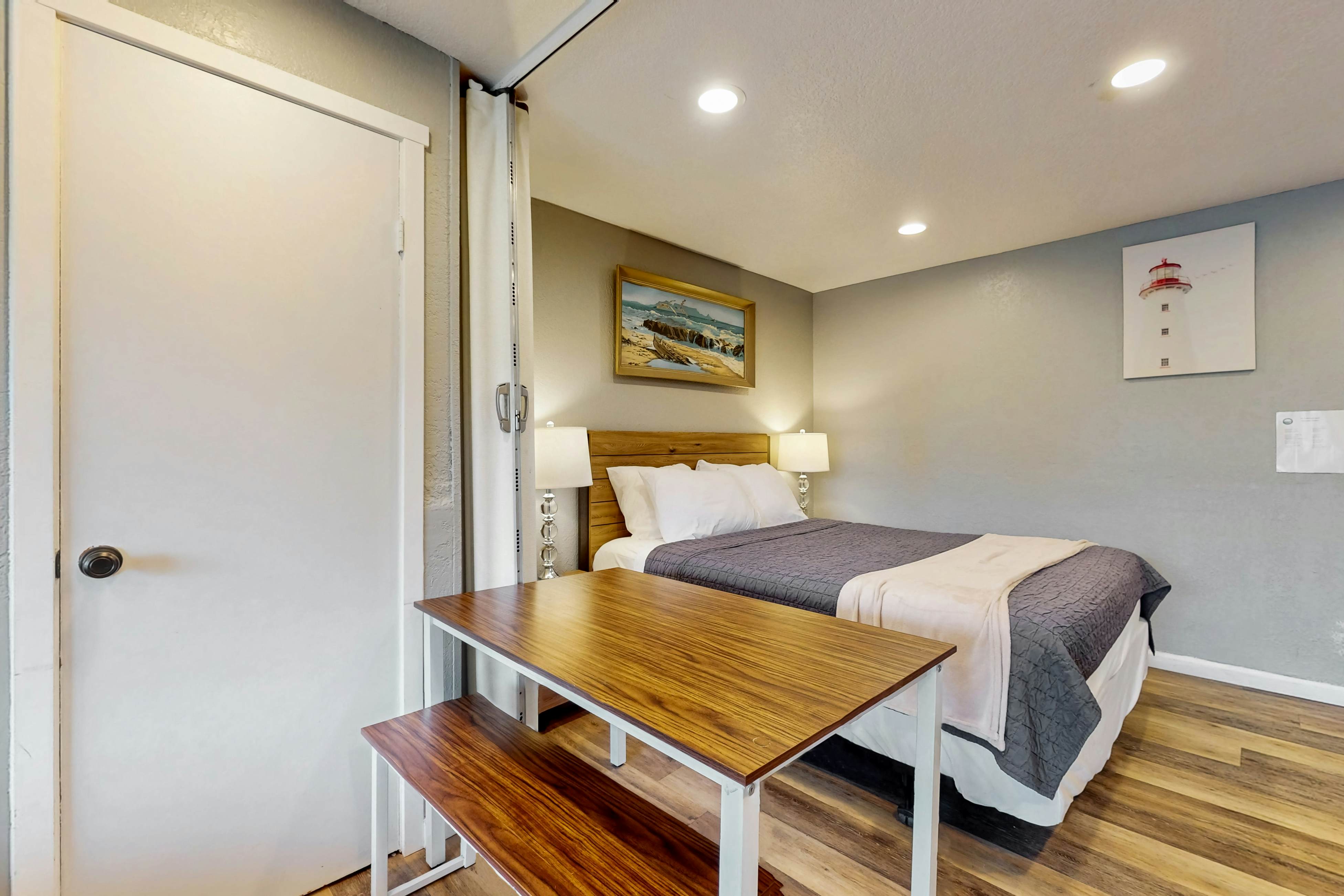 Classy Dog-Friendly Studio w/ Free WiFi and Cable - Walk to the Beach