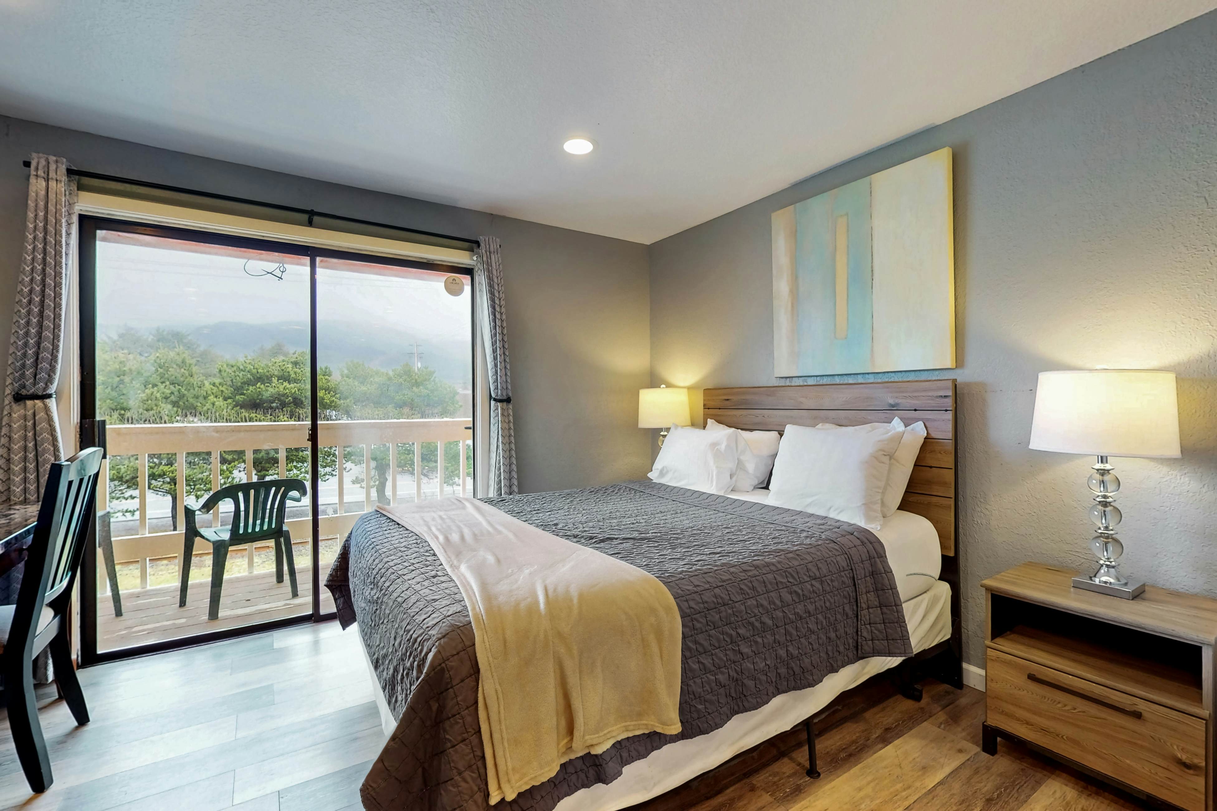 Classy Dog-Friendly Studio w/ Free WiFi and Cable - Walk to the Beach