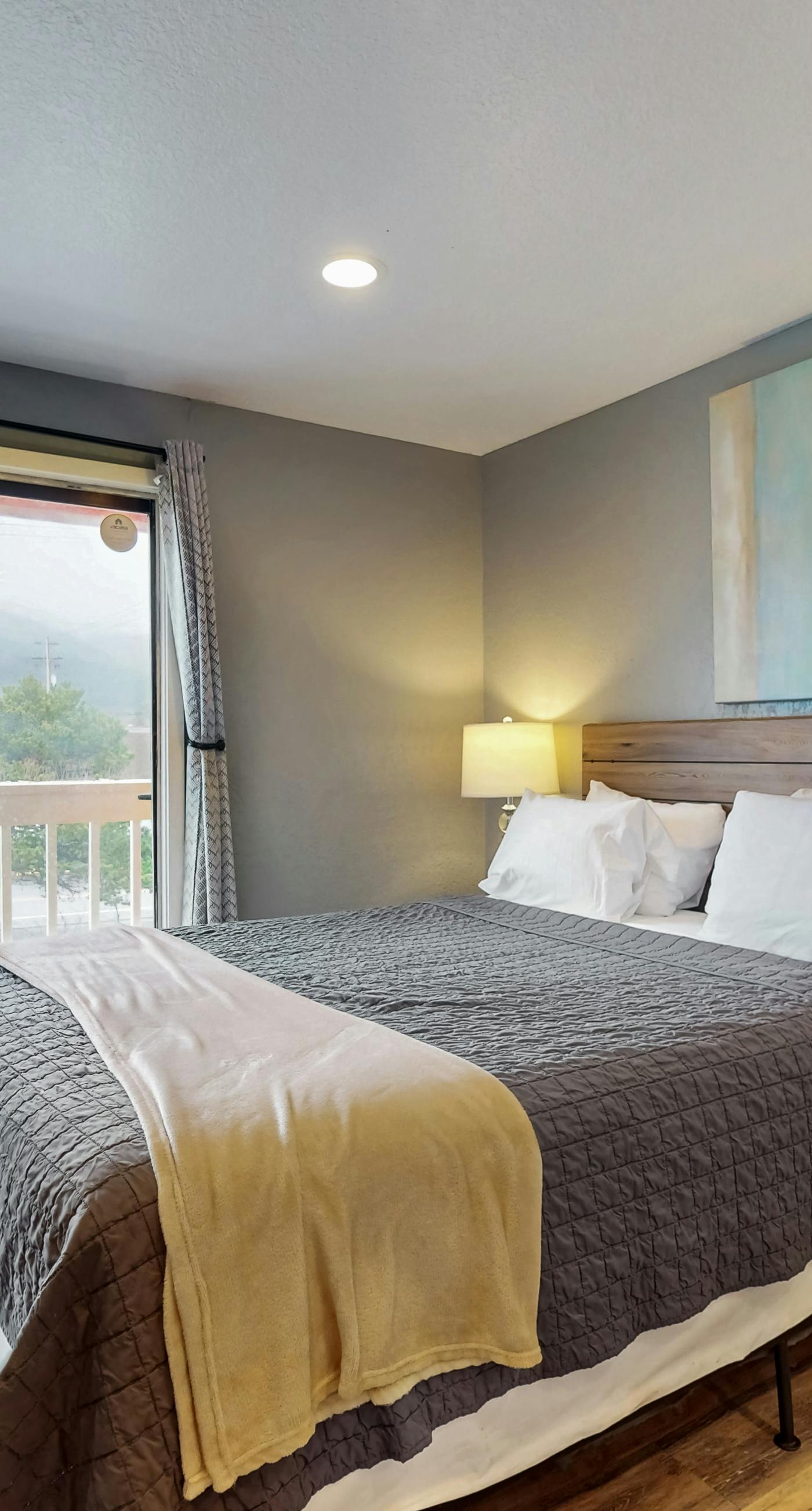 Classy Dog Friendly Studio with Free WiFi and Cable Walk to the Beach