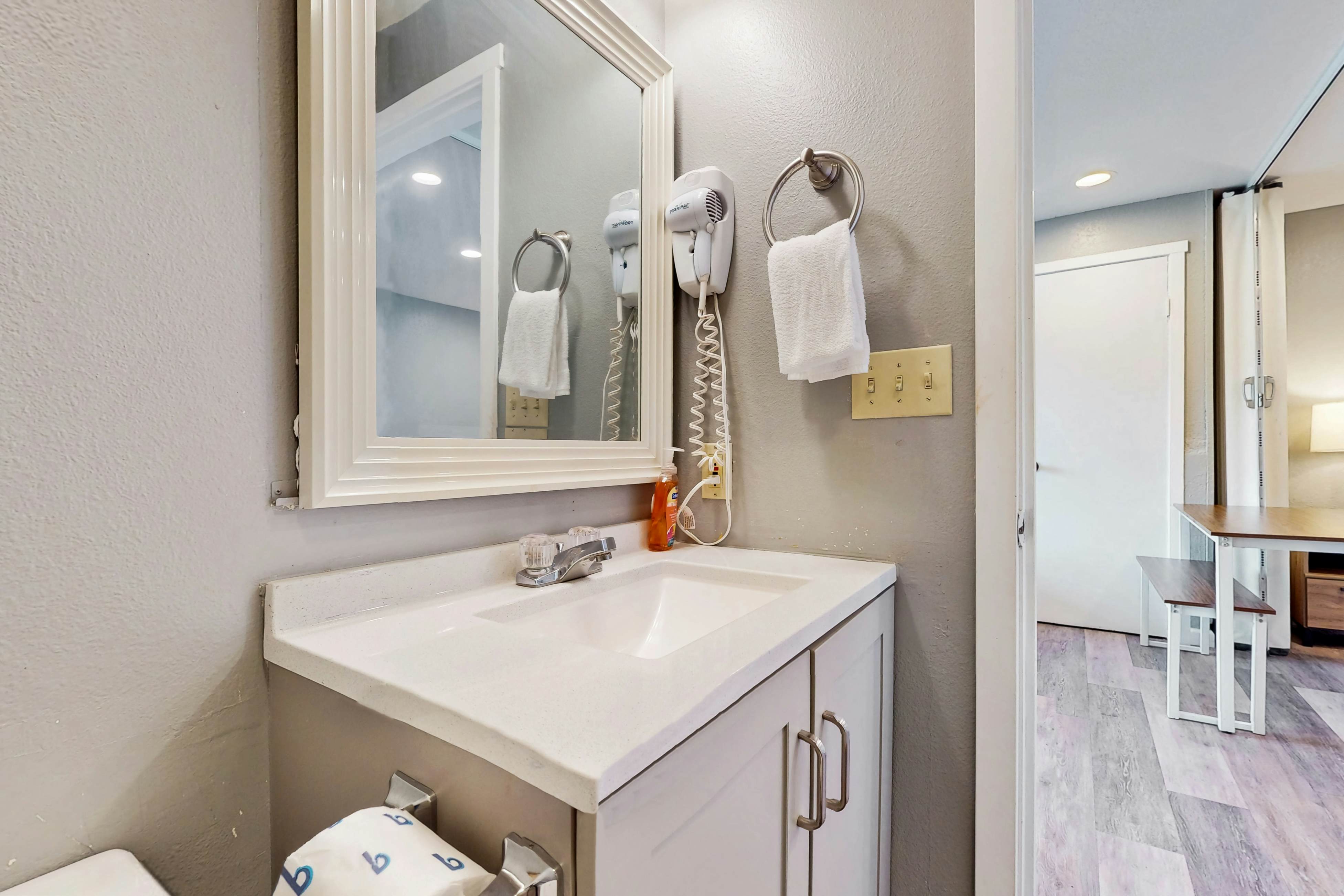 Classy Dog-Friendly Studio w/ Free WiFi and Cable - Walk to the Beach