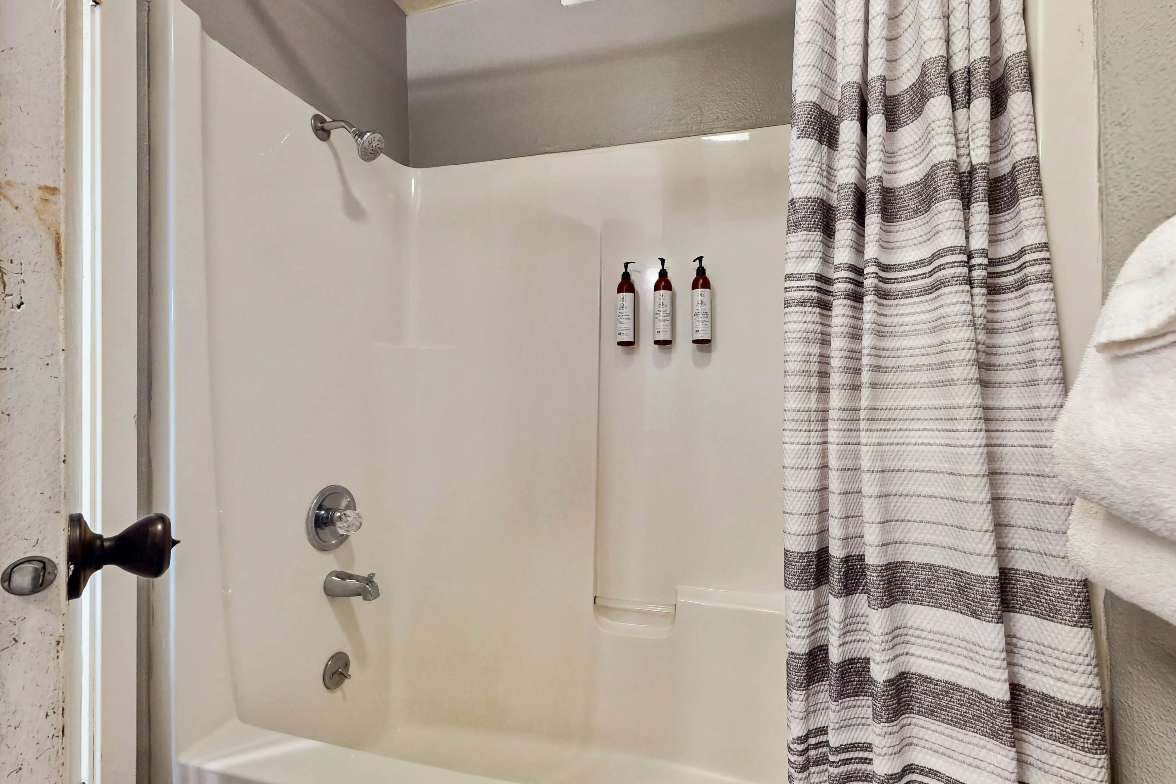 Classy Dog-Friendly Studio w/ Free WiFi and Cable - Walk to the Beach