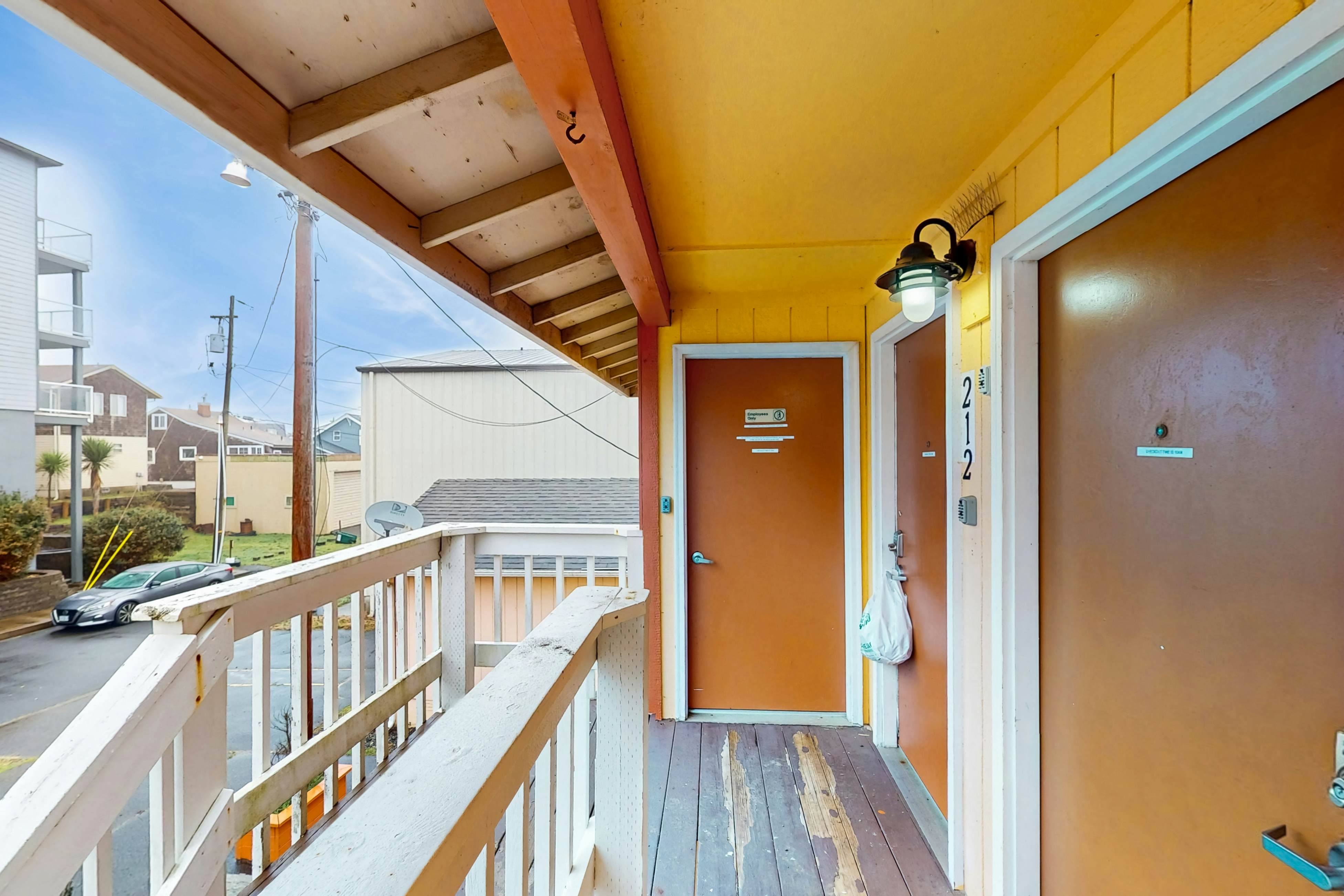 Classy Dog-Friendly Studio w/ Free WiFi and Cable - Walk to the Beach