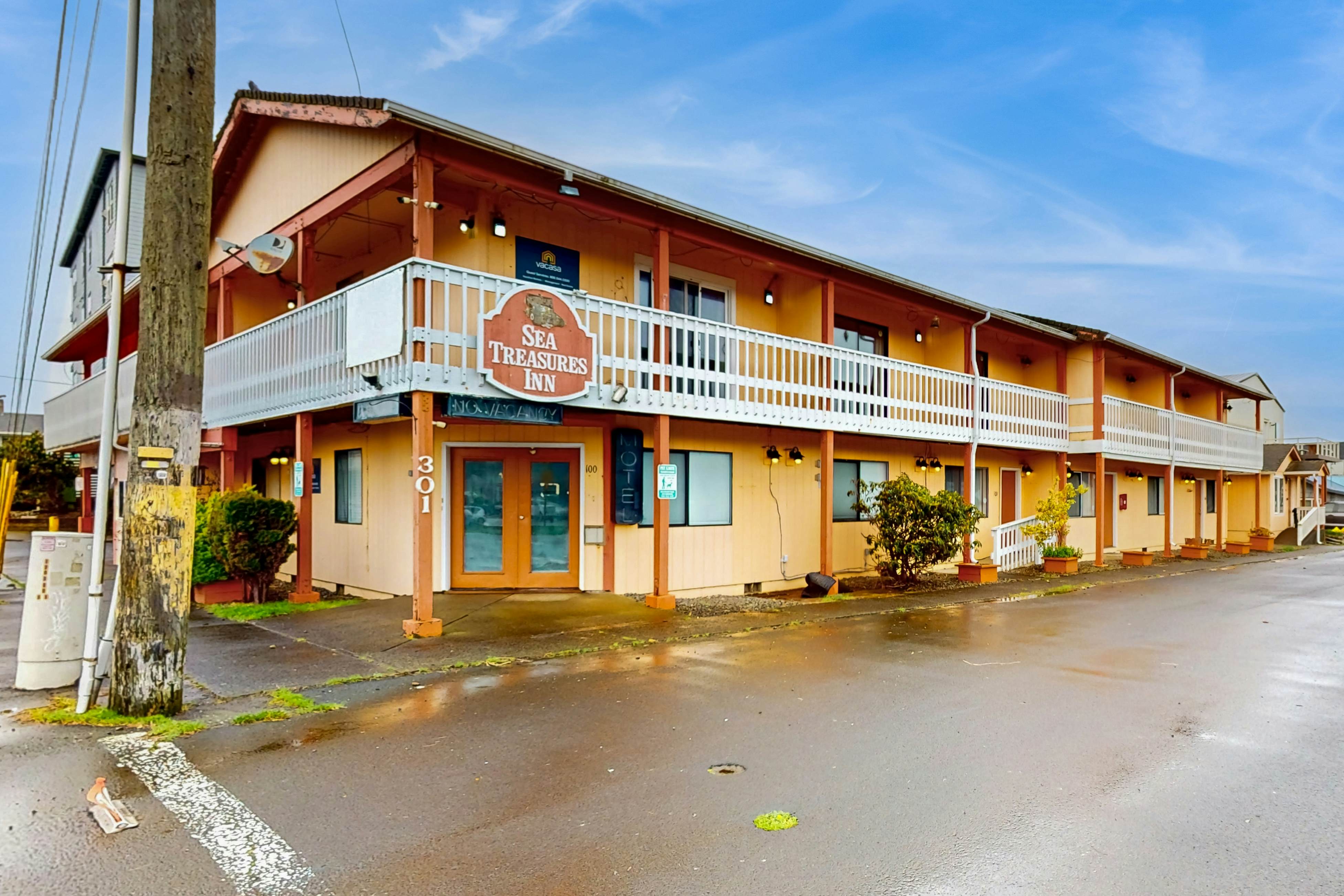 Classy Dog-Friendly Studio w/ Free WiFi and Cable - Walk to the Beach