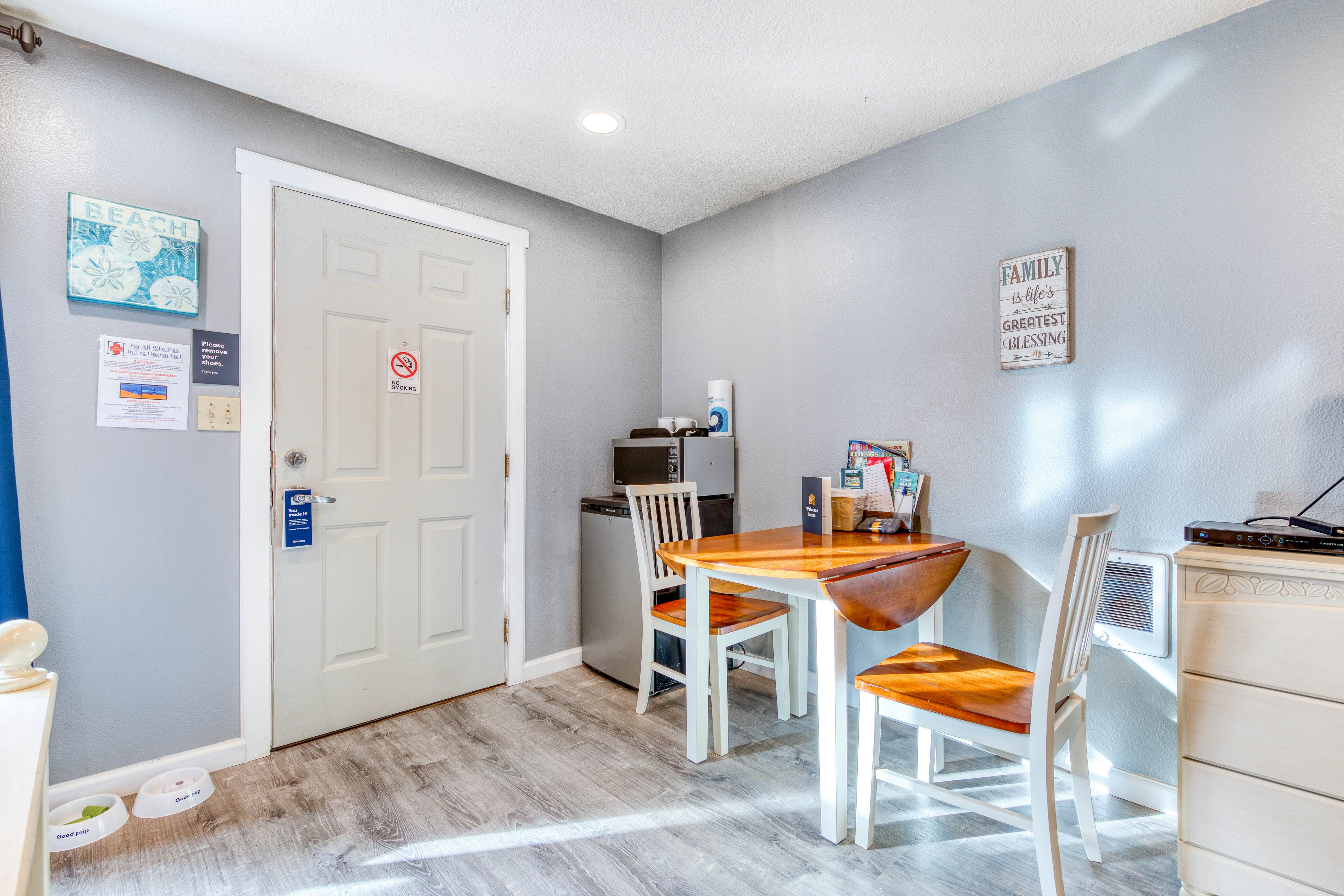 Two-Room Combination Close to Downtown & Beach - Dogs Welcome