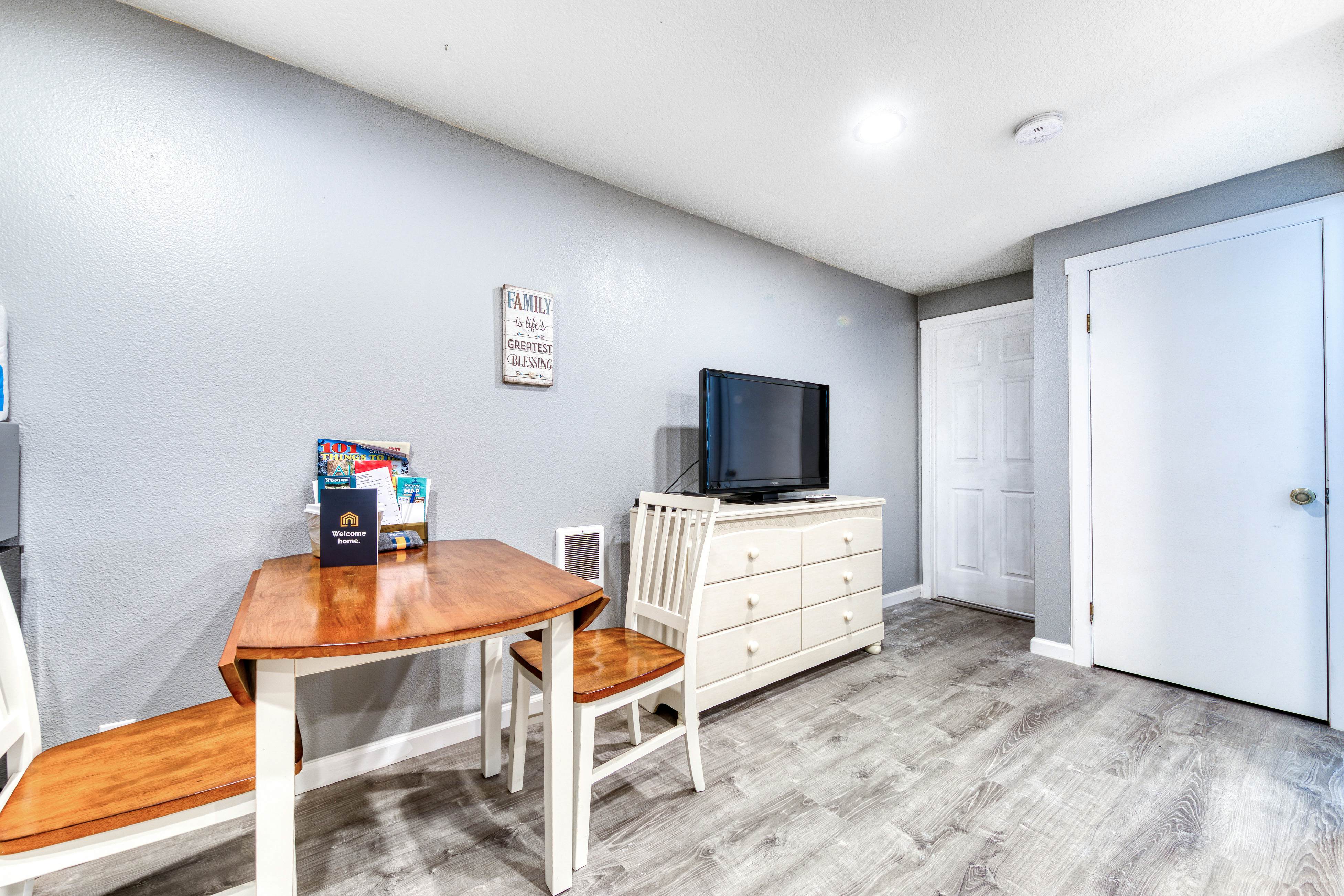 Two-Room Combination Close to Downtown & Beach - Dogs Welcome