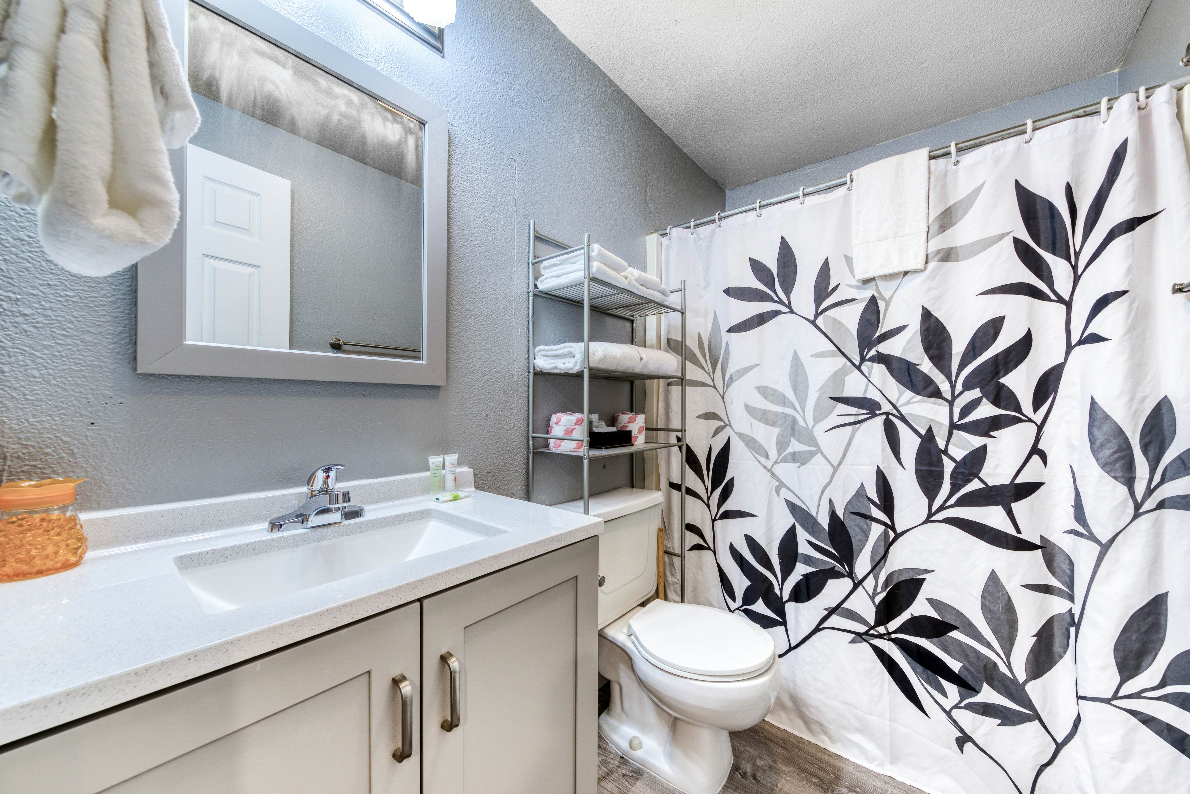 Two-Room Combination Close to Downtown & Beach - Dogs Welcome