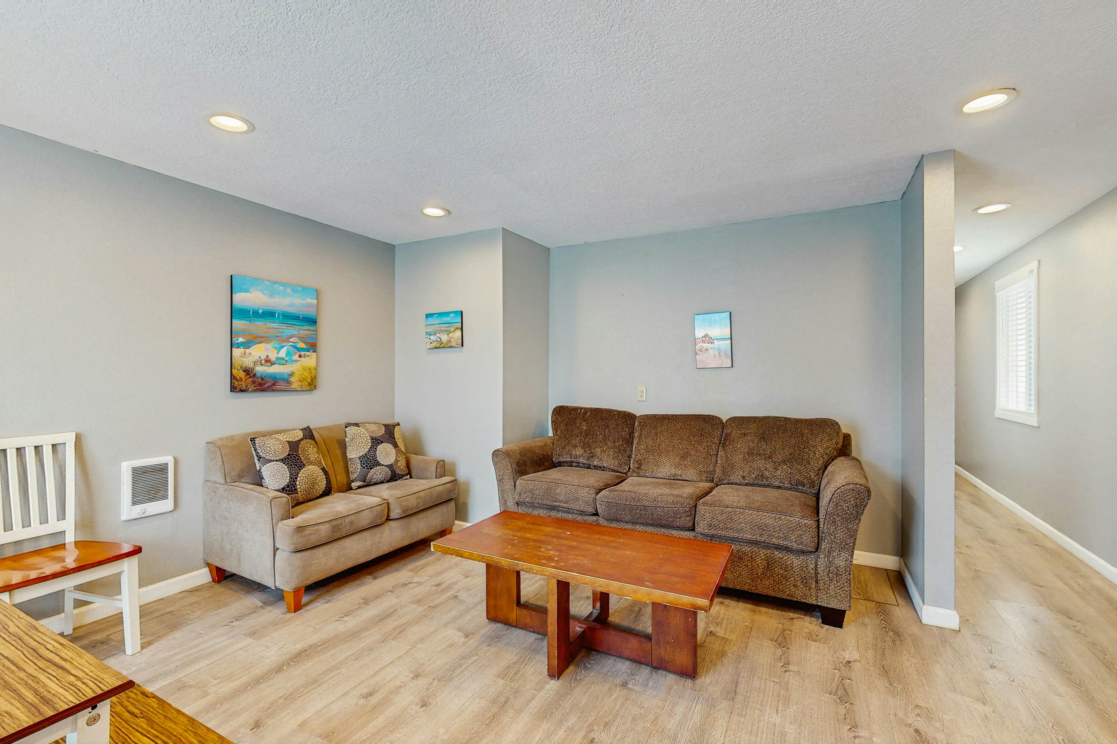 Dog-Friendly Room with Kitchen Located Near the Beach & Downtown