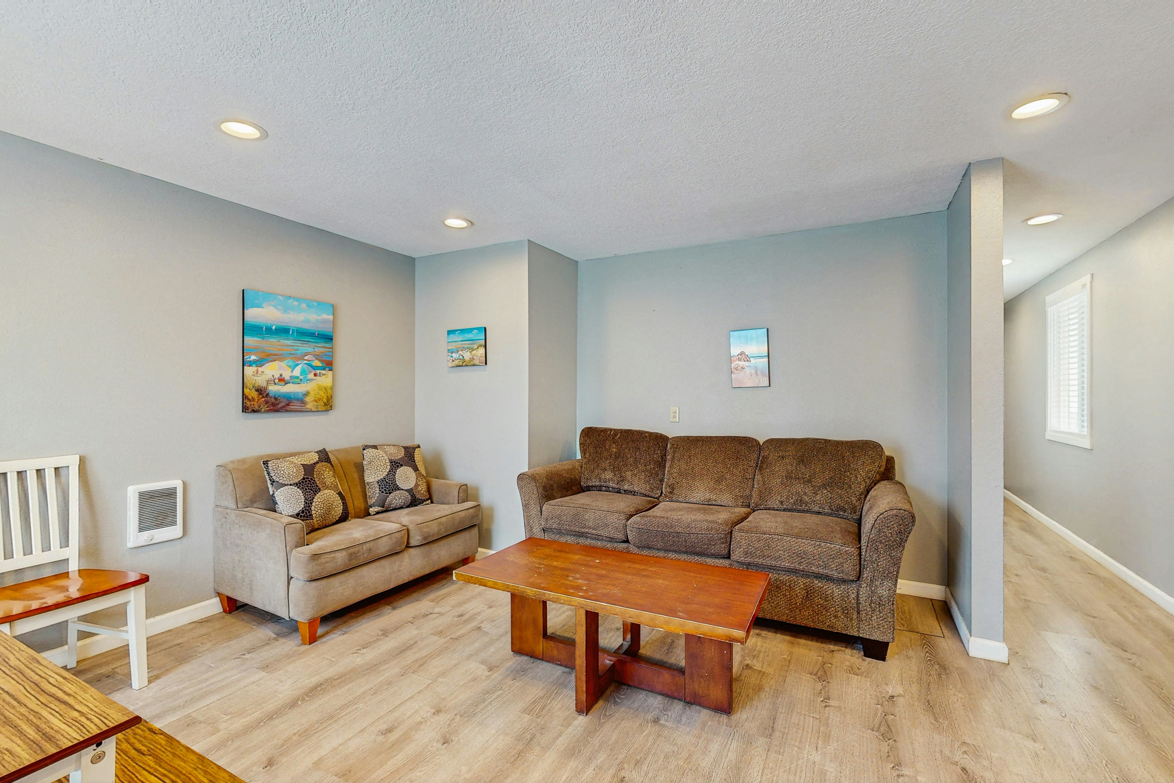 Dog-Friendly Room with Kitchen Located Near the Beach & Downtown