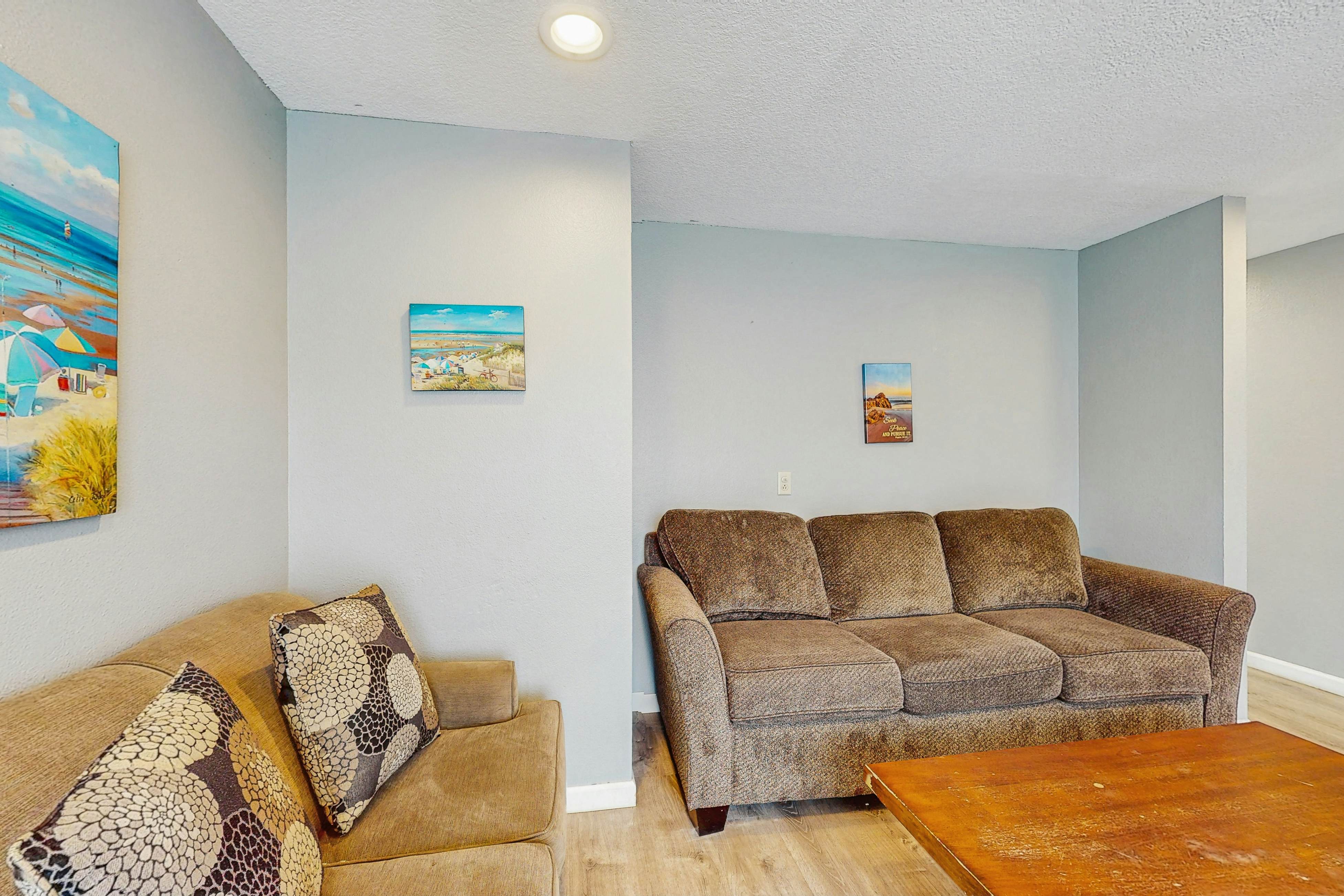 Dog-Friendly Room with Kitchen Located Near the Beach & Downtown