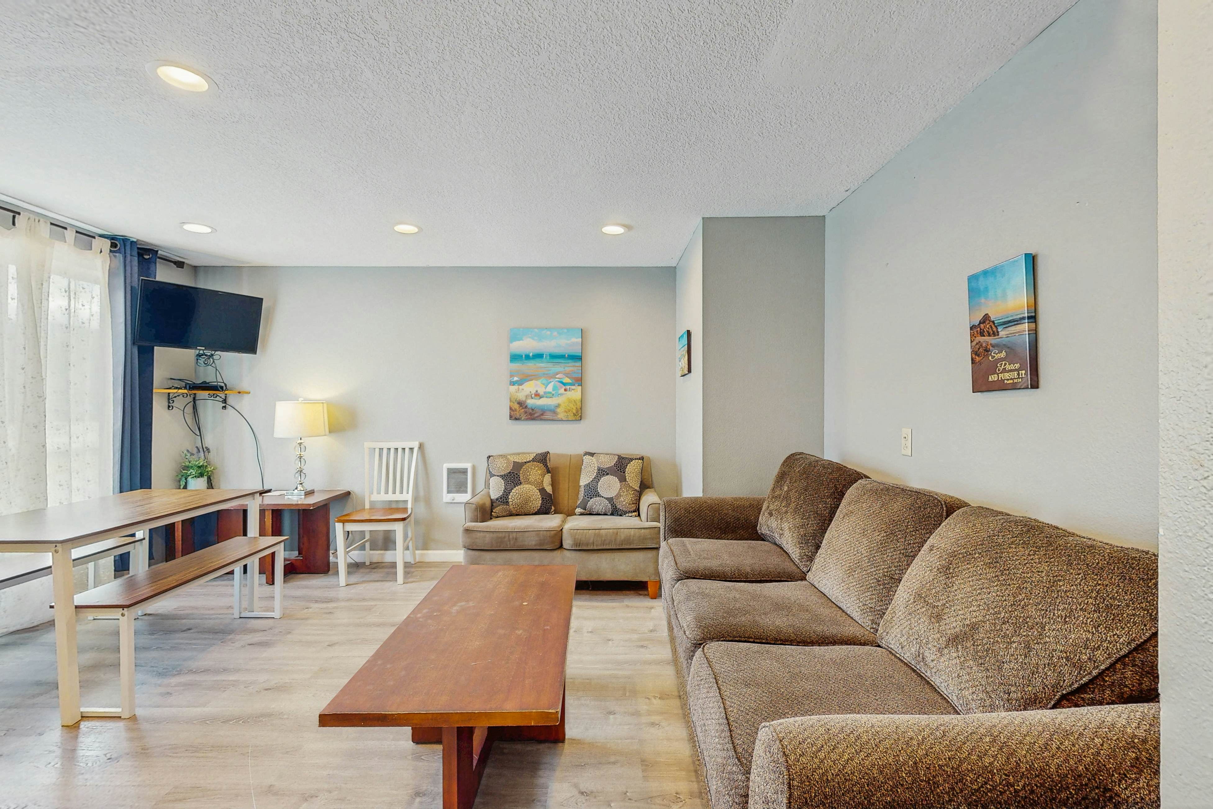 Dog-Friendly Room with Kitchen Located Near the Beach & Downtown