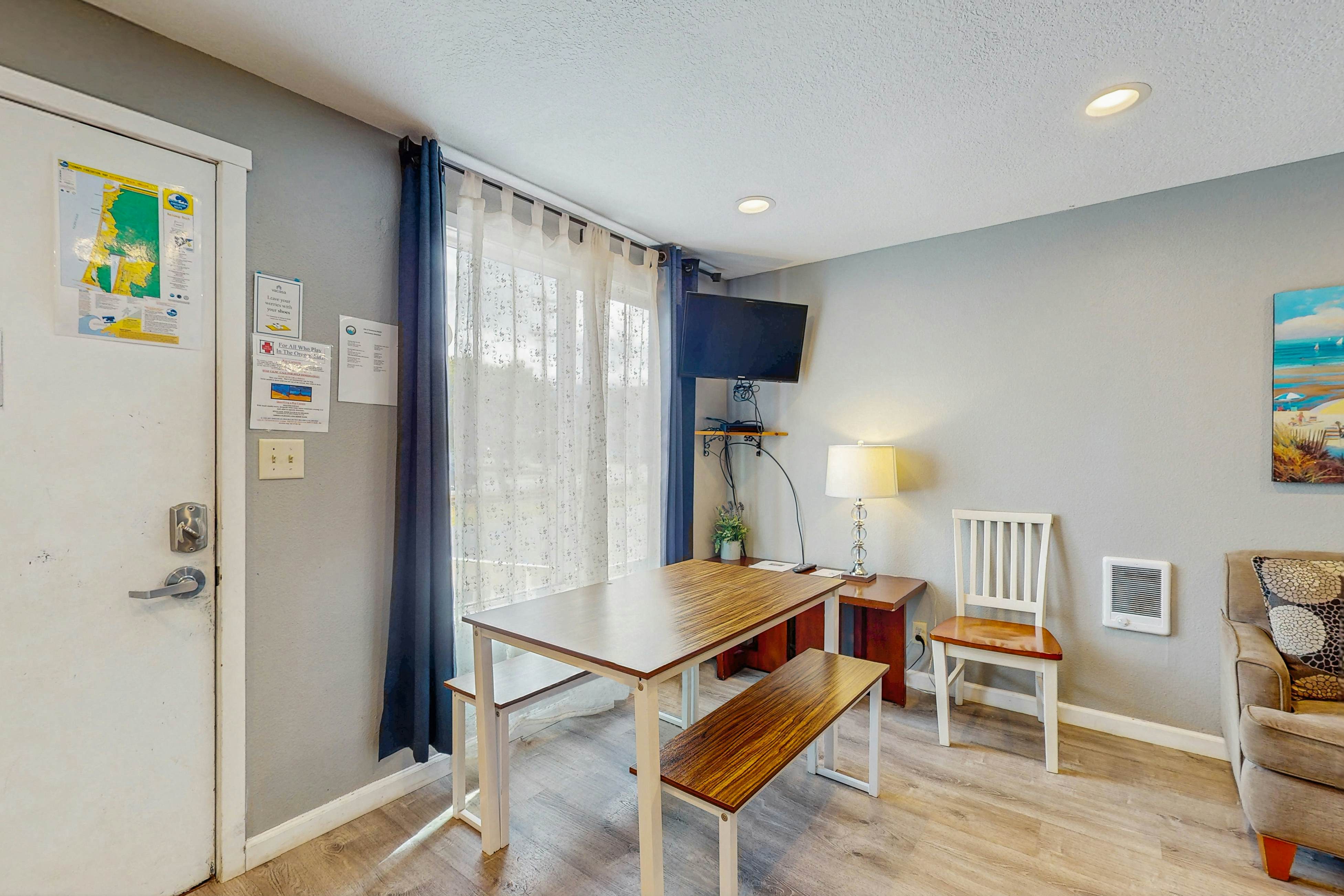 Dog-Friendly Room with Kitchen Located Near the Beach & Downtown