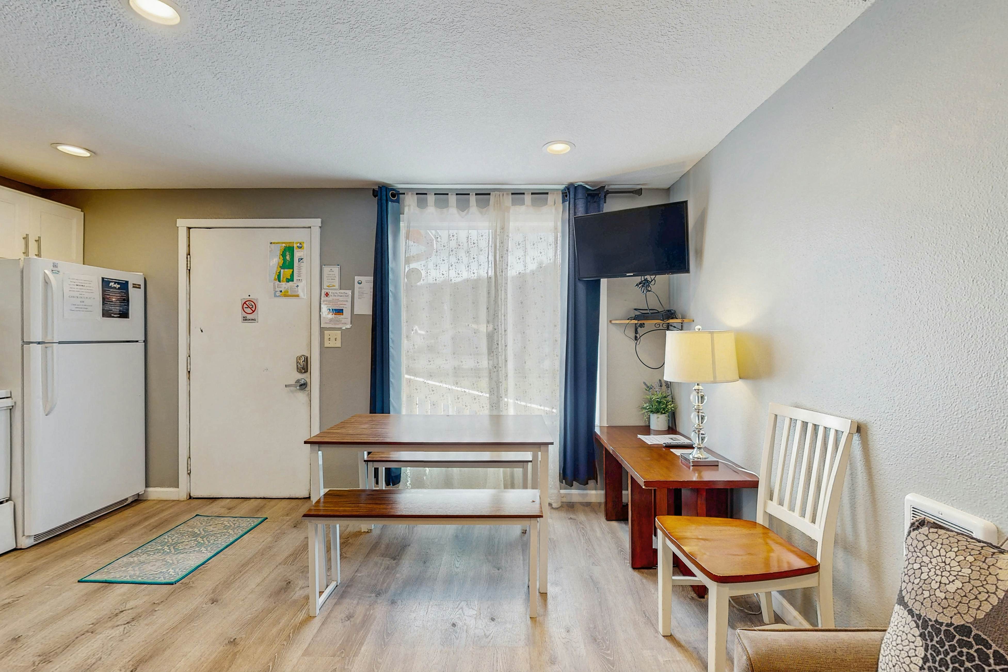 Dog-Friendly Room with Kitchen Located Near the Beach & Downtown