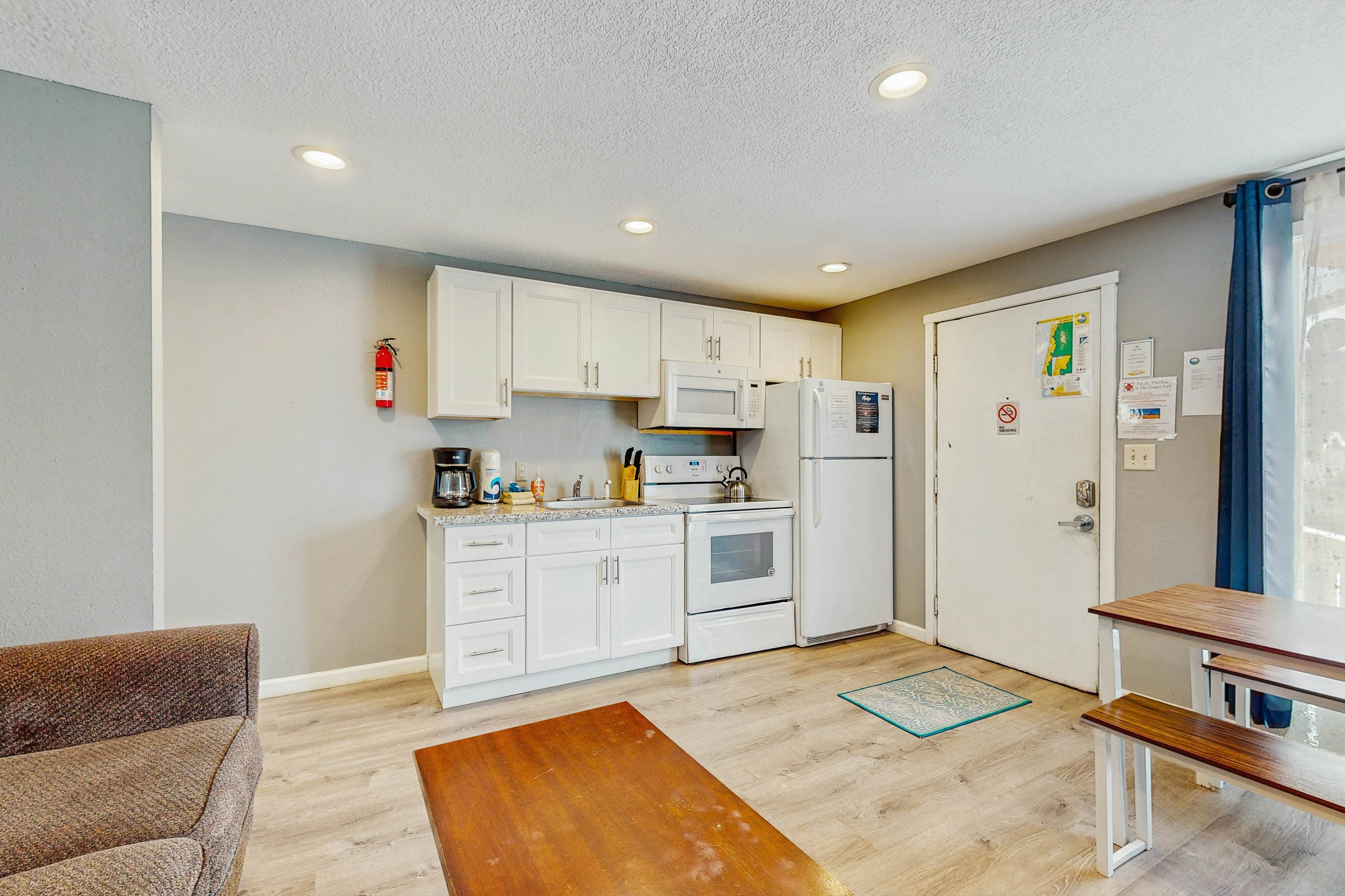 Dog-Friendly Room with Kitchen Located Near the Beach & Downtown