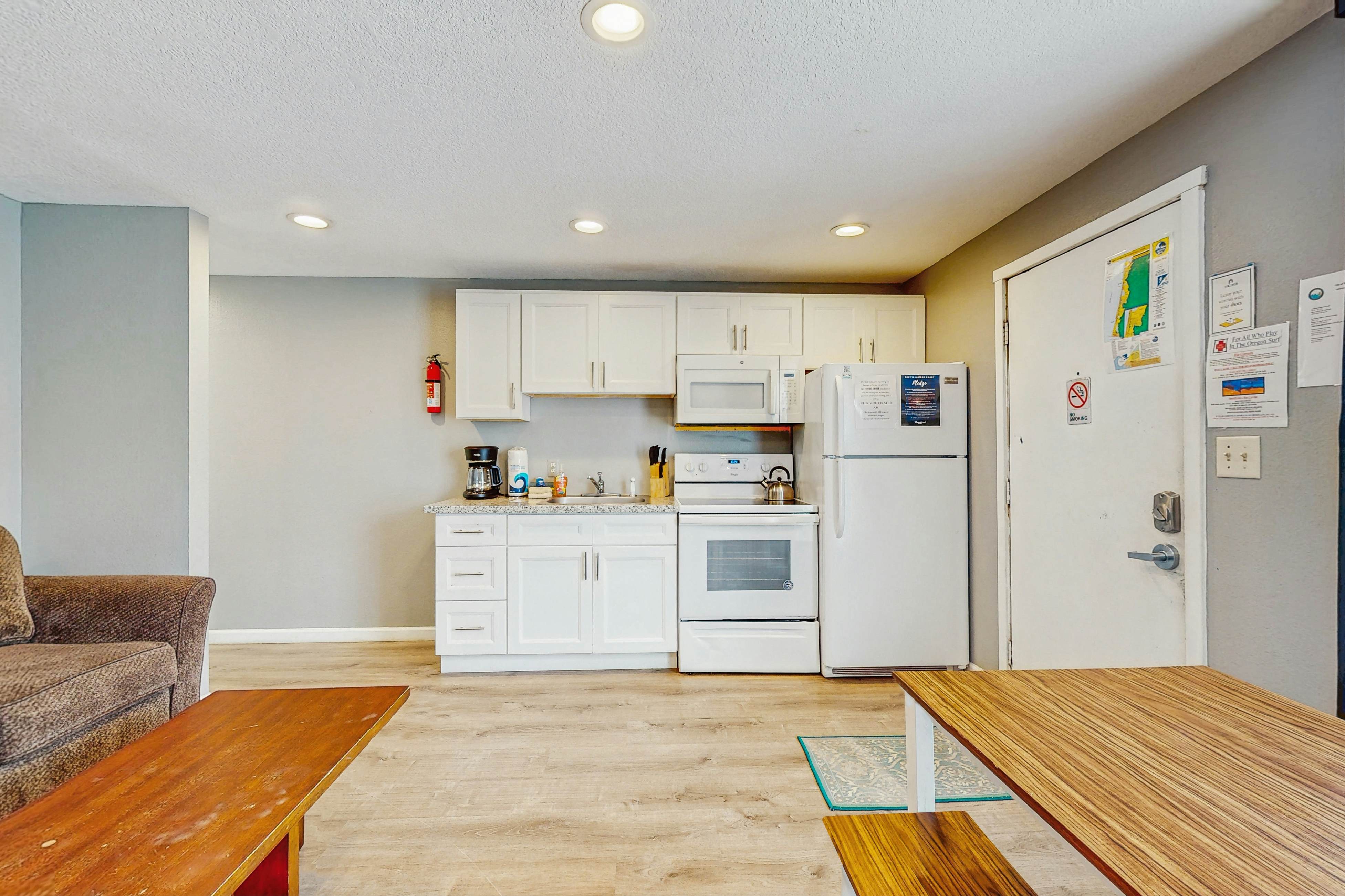 Dog-Friendly Room with Kitchen Located Near the Beach & Downtown