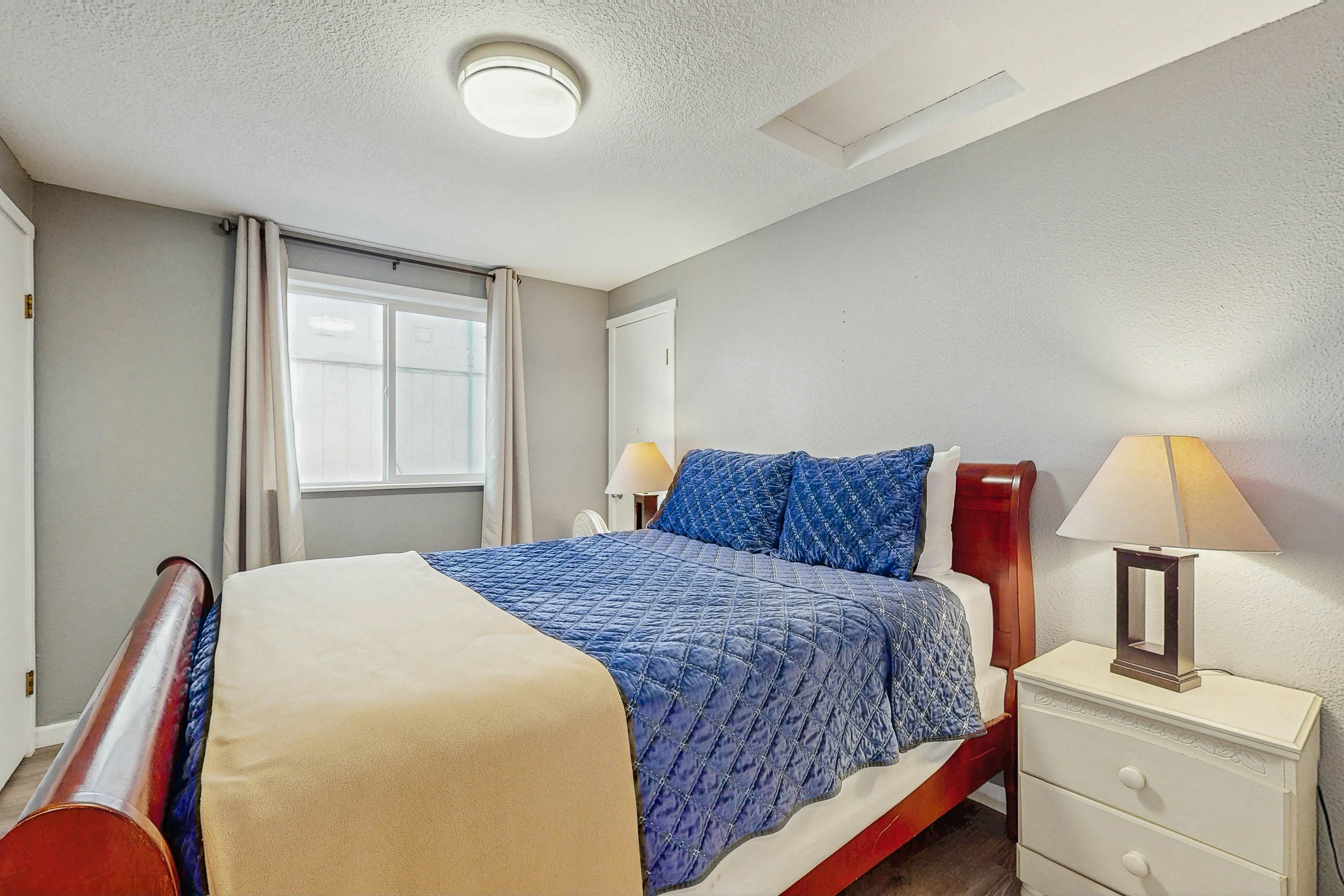 Dog-Friendly Room with Kitchen Located Near the Beach & Downtown