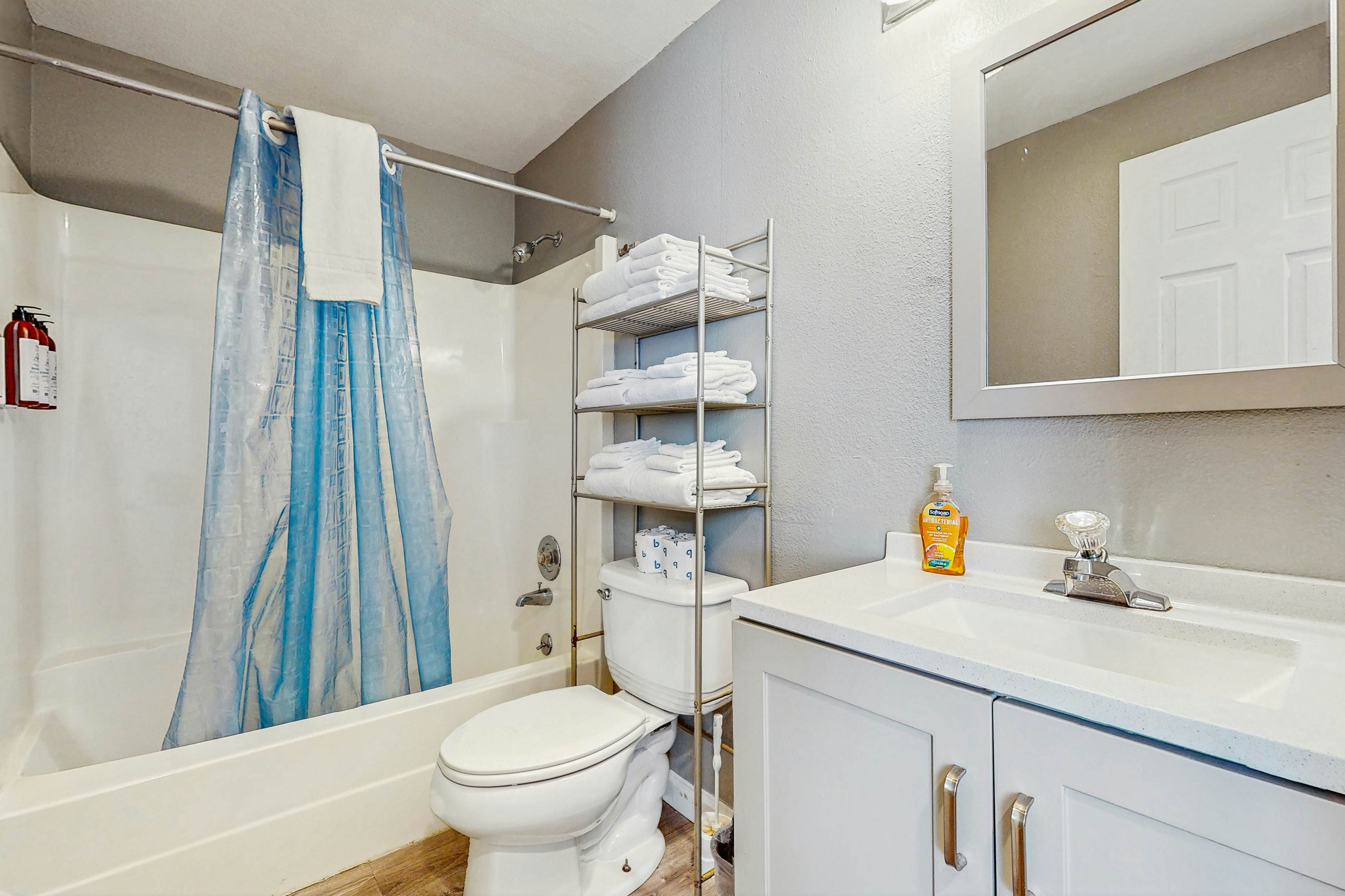 Dog-Friendly Room with Kitchen Located Near the Beach & Downtown