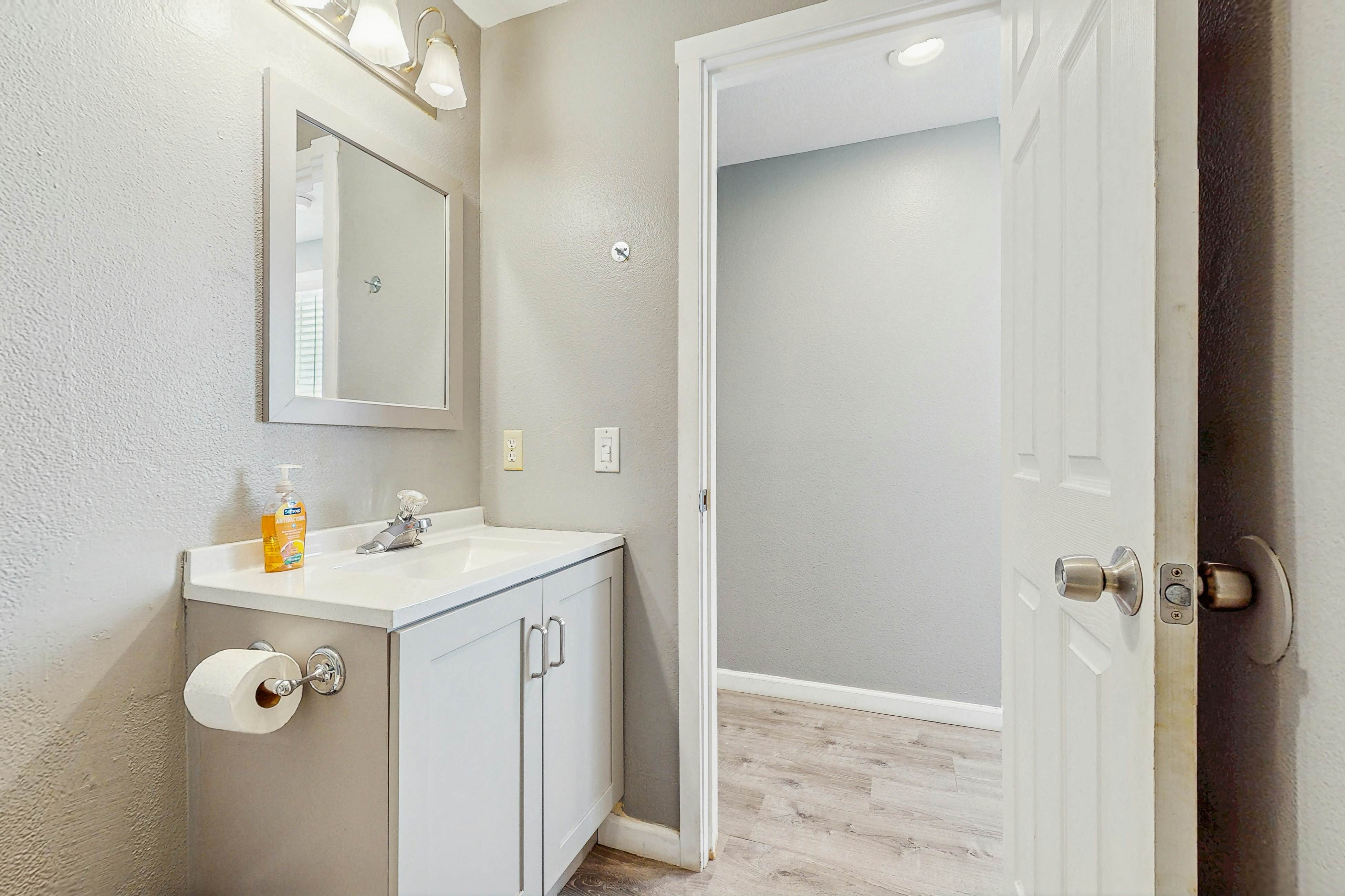 Dog-Friendly Room with Kitchen Located Near the Beach & Downtown