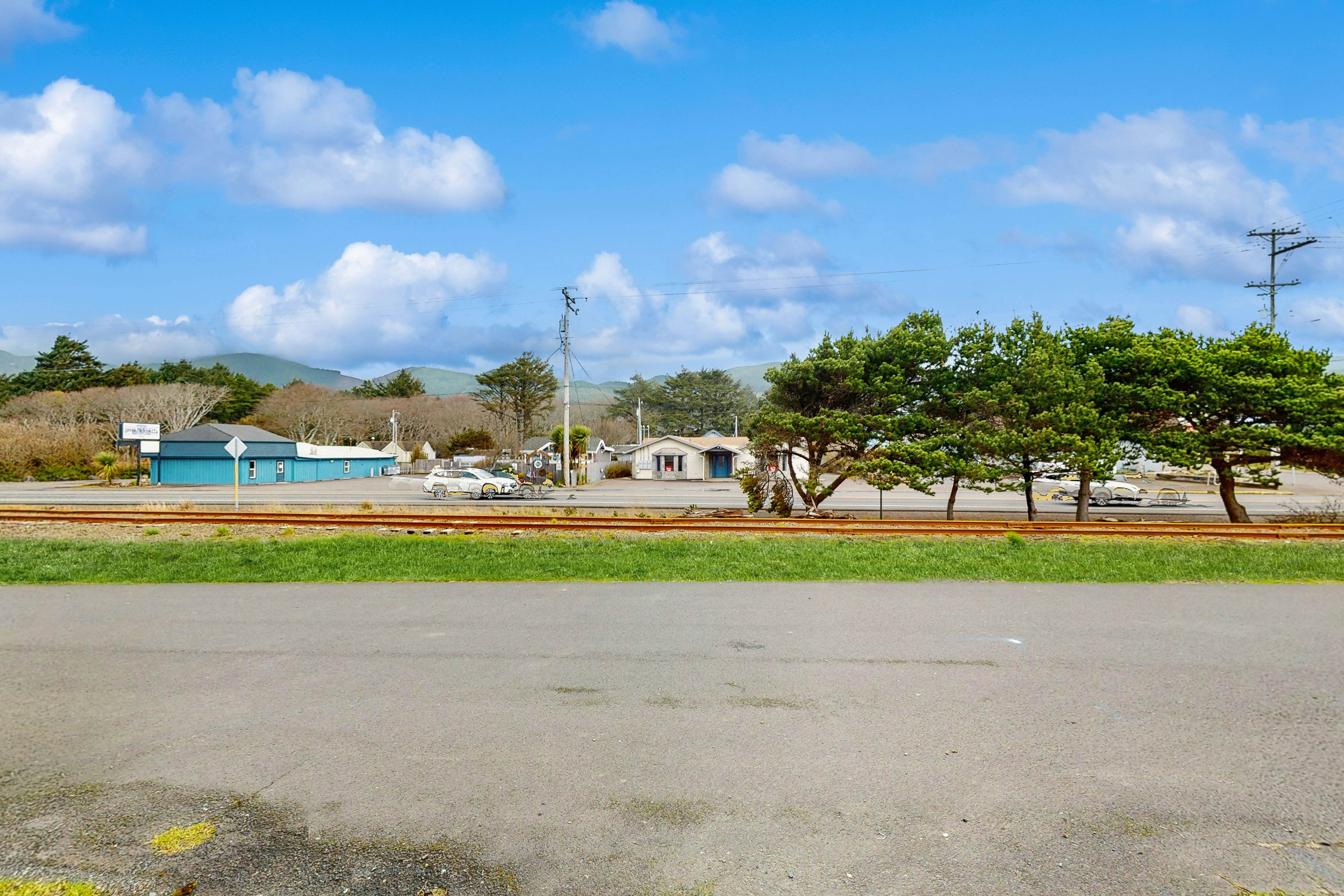 Dog-Friendly Room with Kitchen Located Near the Beach & Downtown