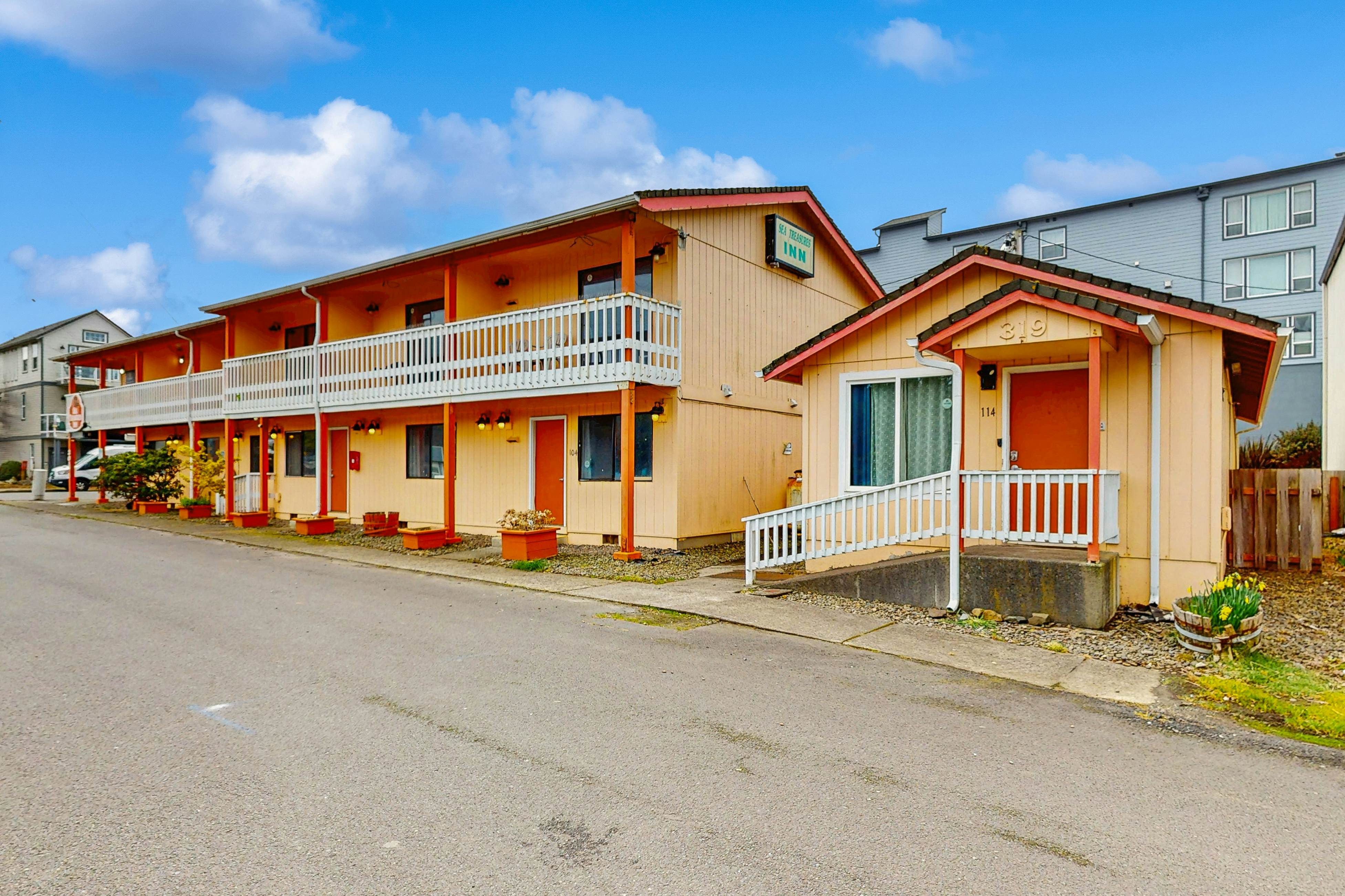 Dog-Friendly Room with Kitchen Located Near the Beach & Downtown