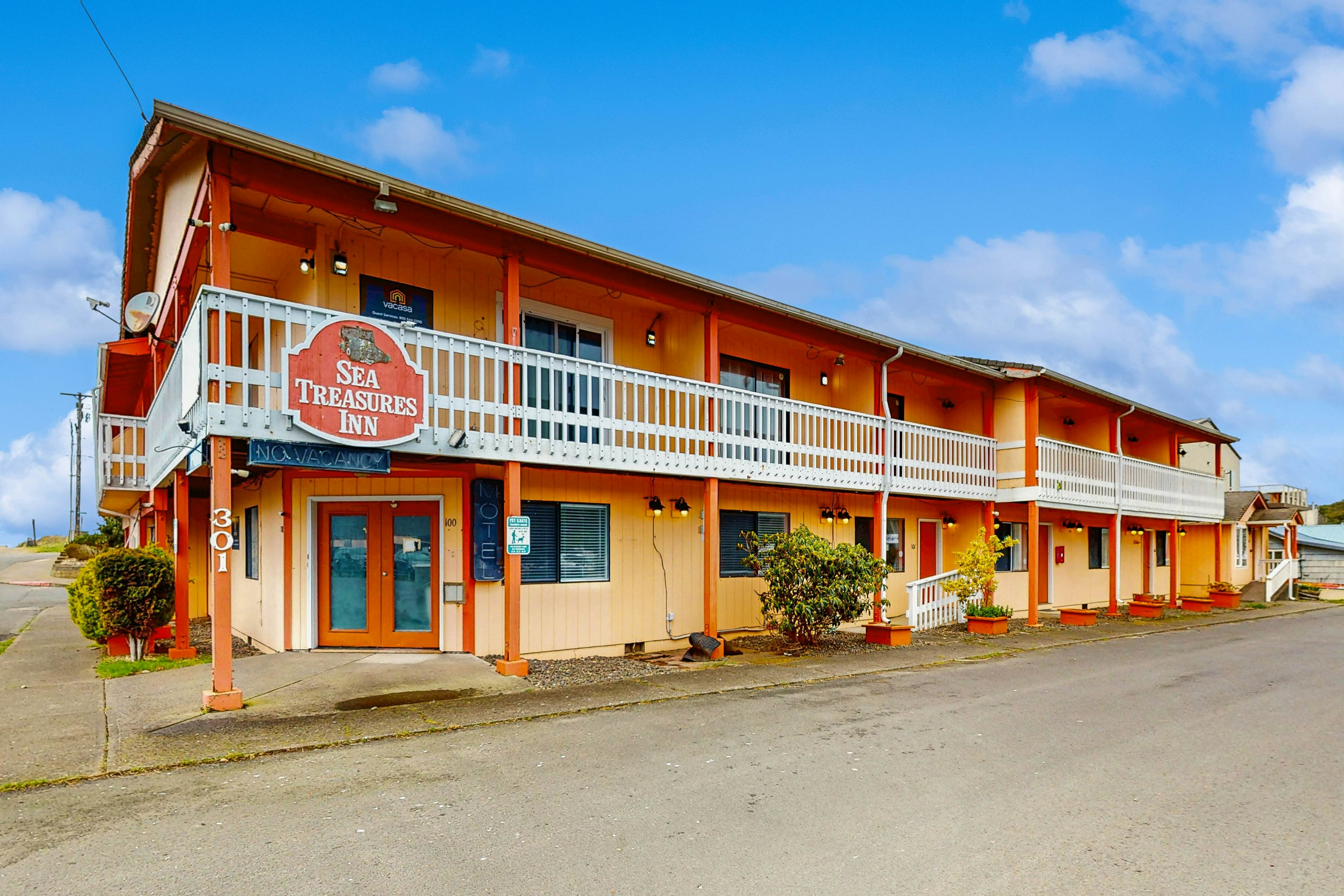 Dog-Friendly Room with Kitchen Located Near the Beach & Downtown