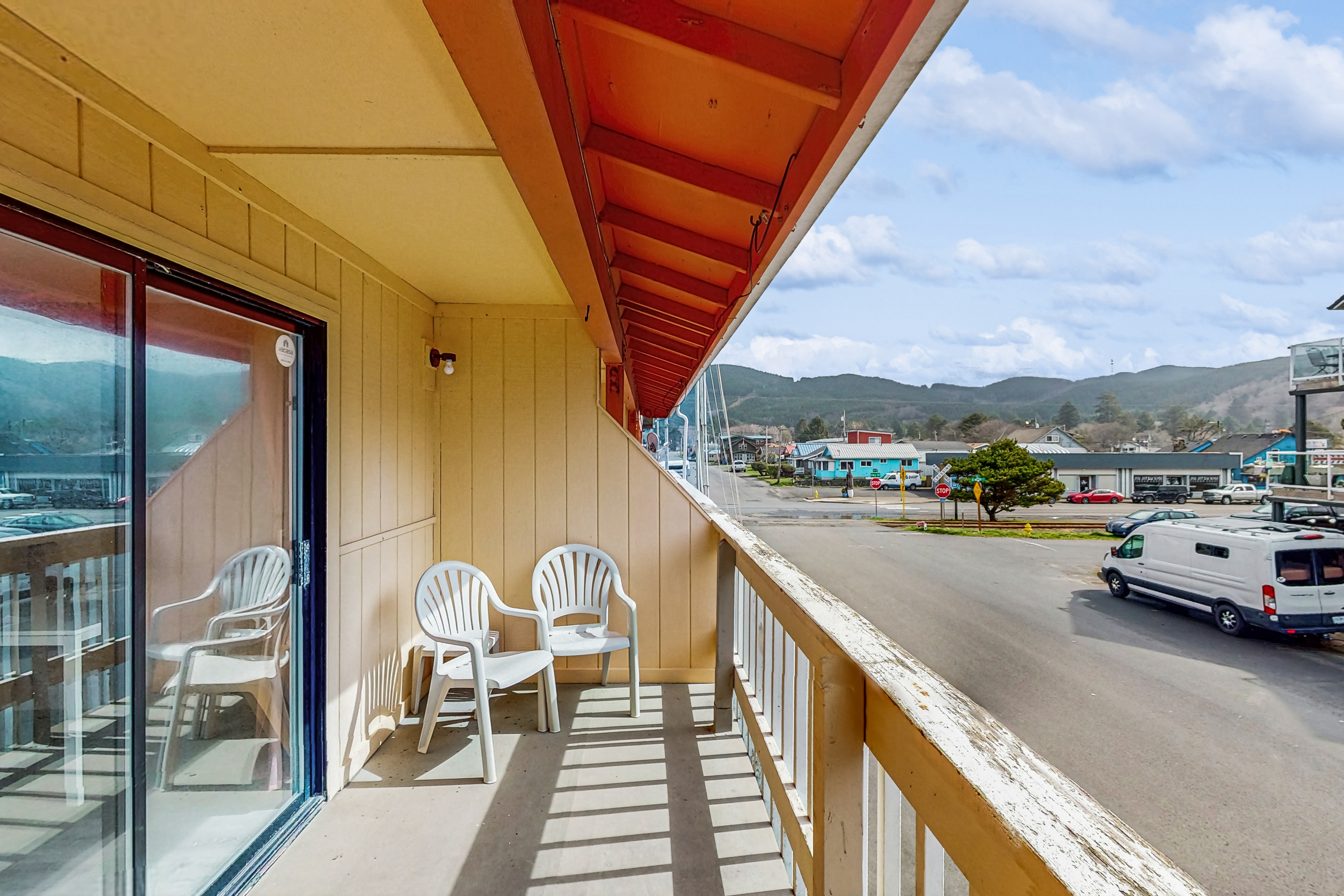 Dog Friendly Spacious Room Located Near the Beach and Downtown