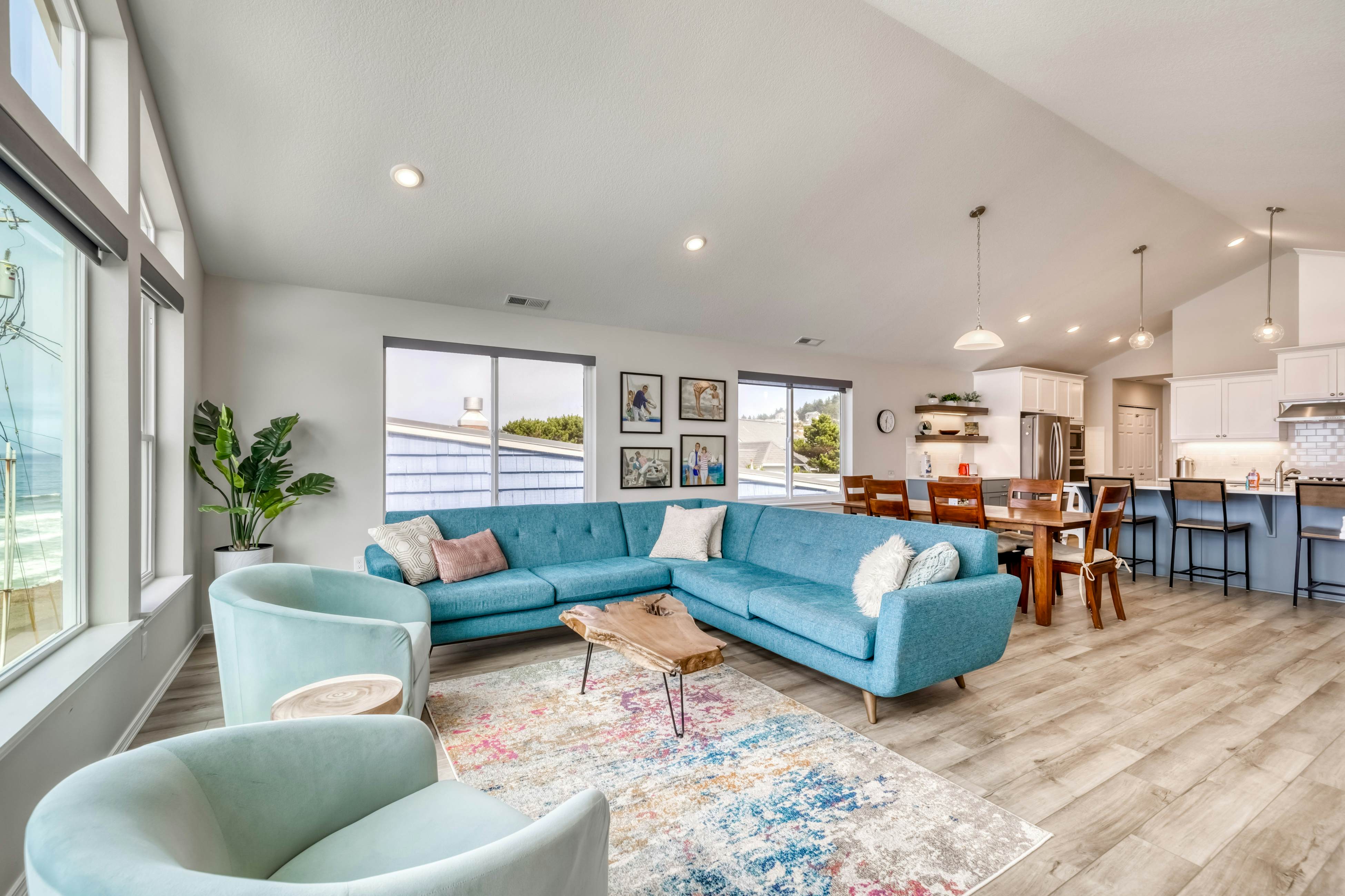 Oceanfront, dog-friendly home with hot tub & huge view - steps to beach access