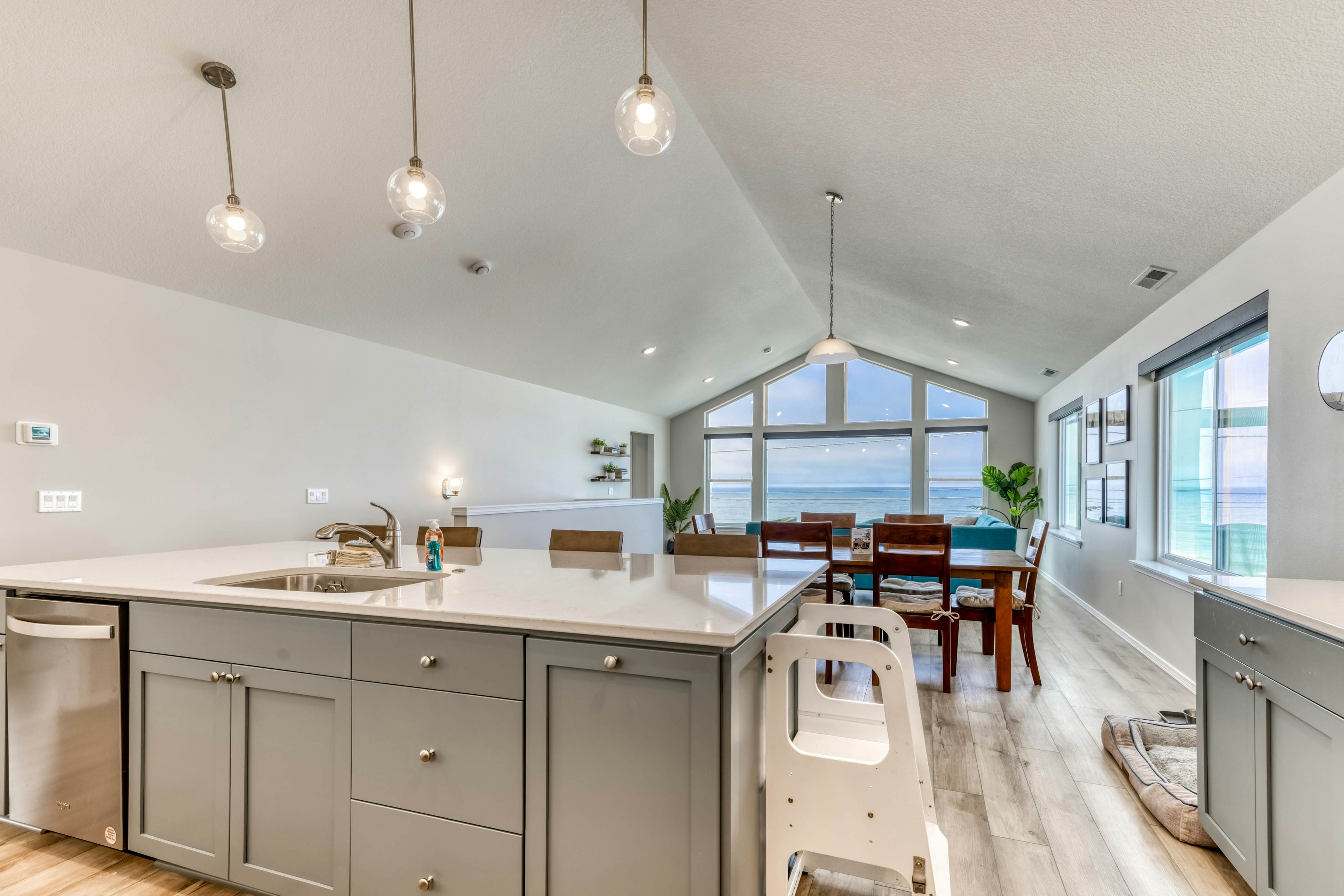 Oceanfront, dog-friendly home with hot tub & huge view - steps to beach access