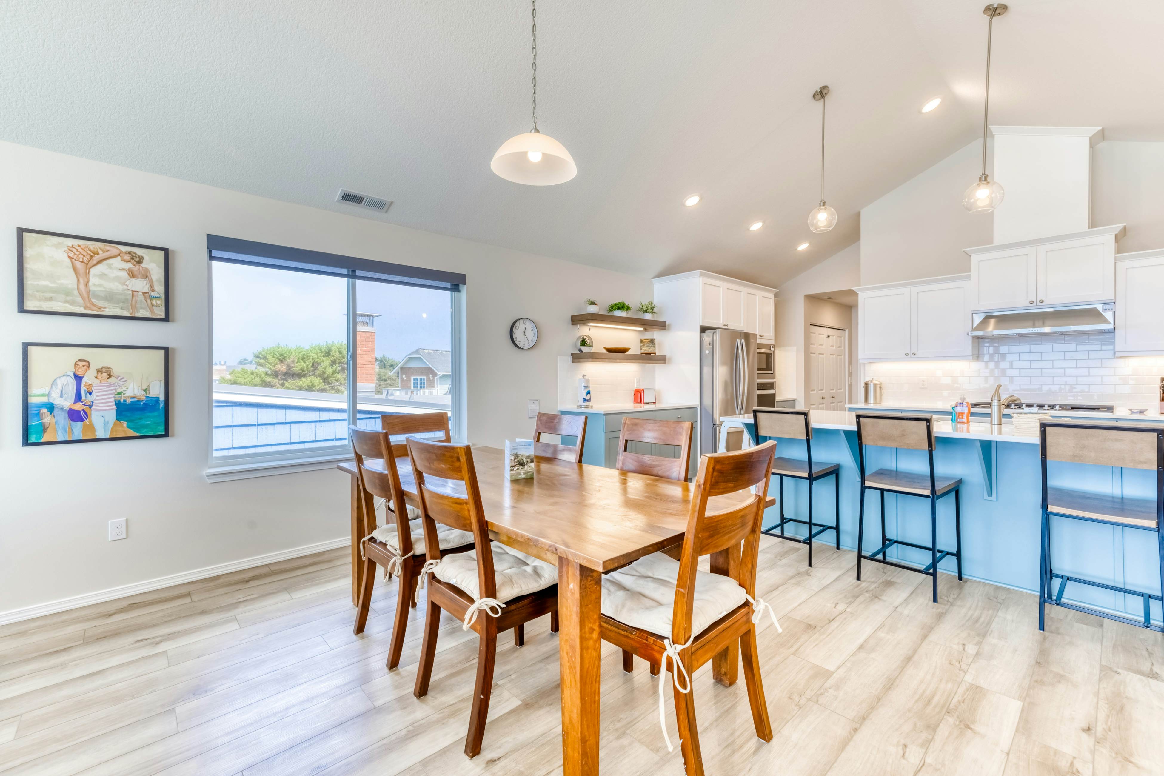 Oceanfront, dog-friendly home with hot tub & huge view - steps to beach access