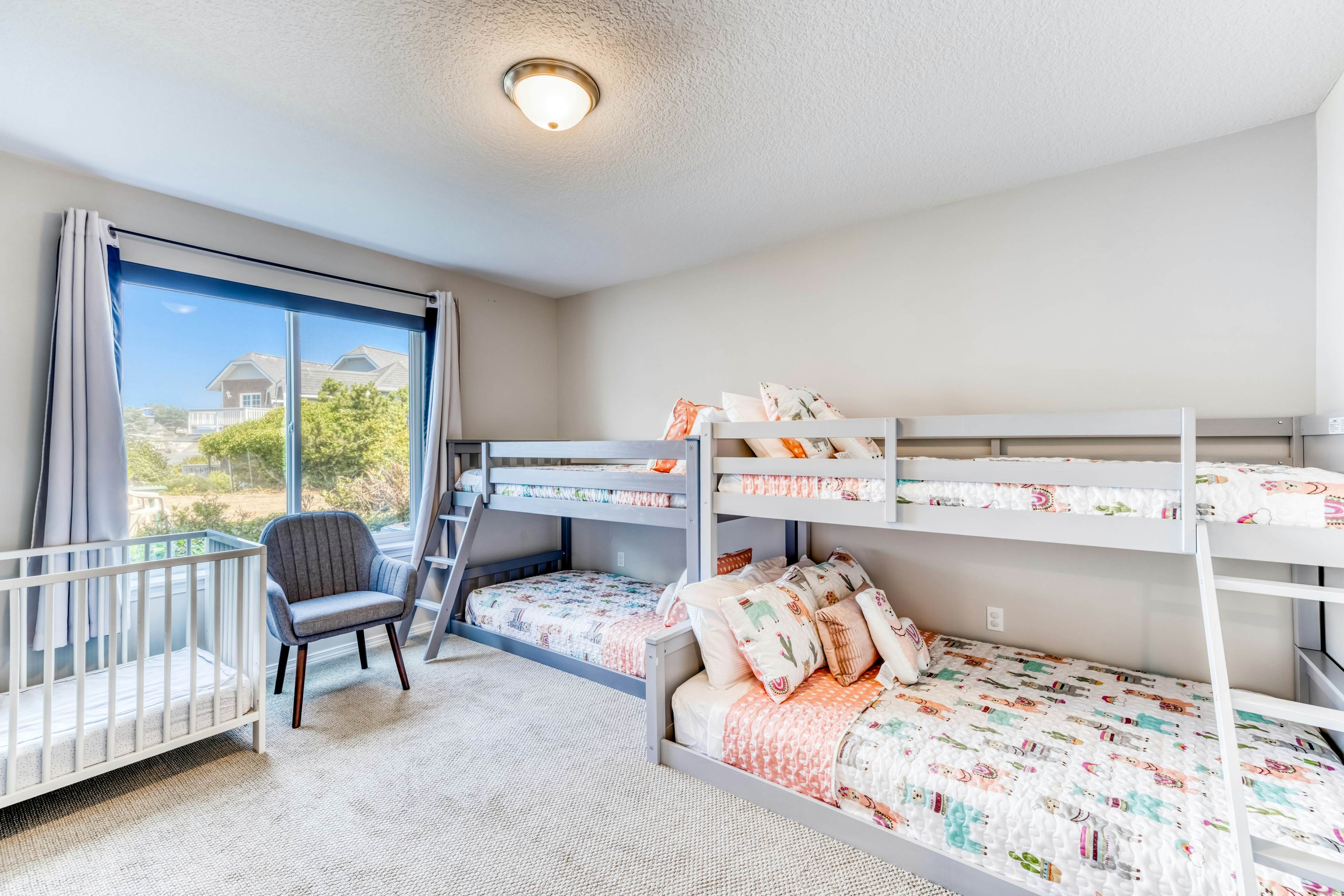 Oceanfront, dog-friendly home with hot tub & huge view - steps to beach access