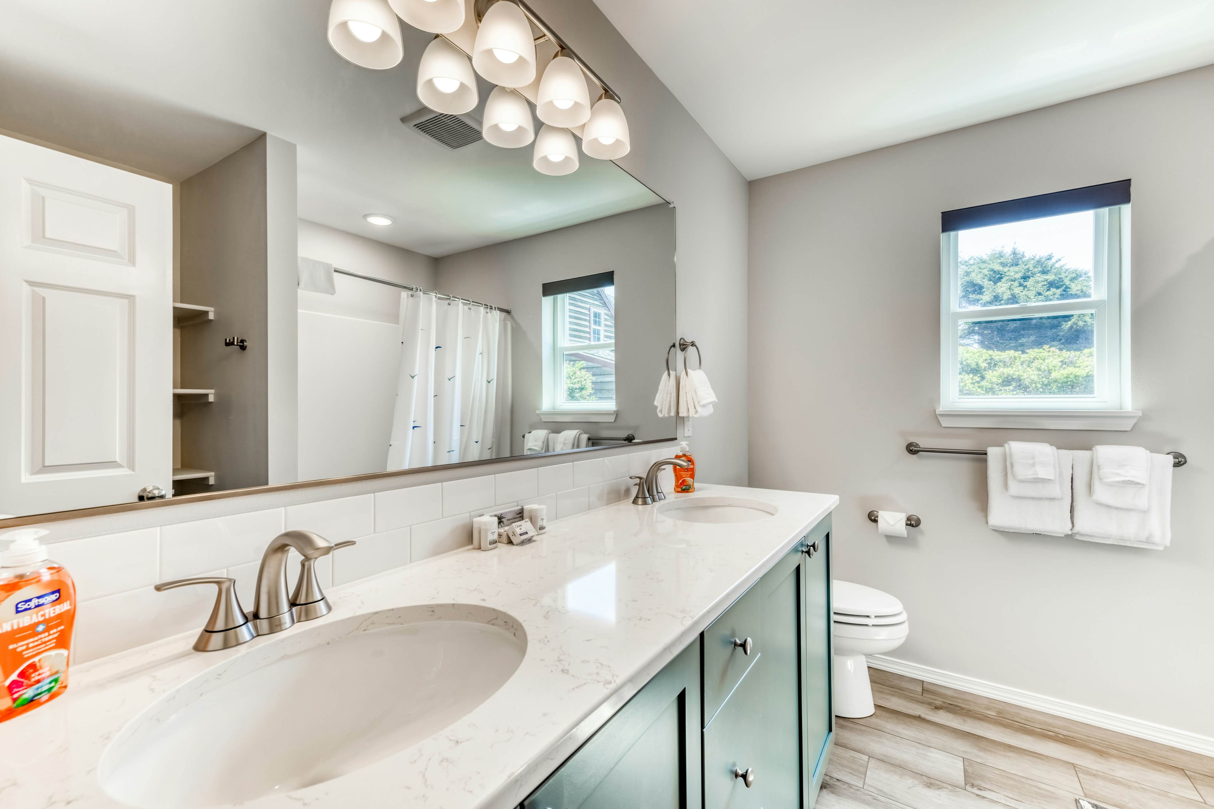 Oceanfront, dog-friendly home with hot tub & huge view - steps to beach access