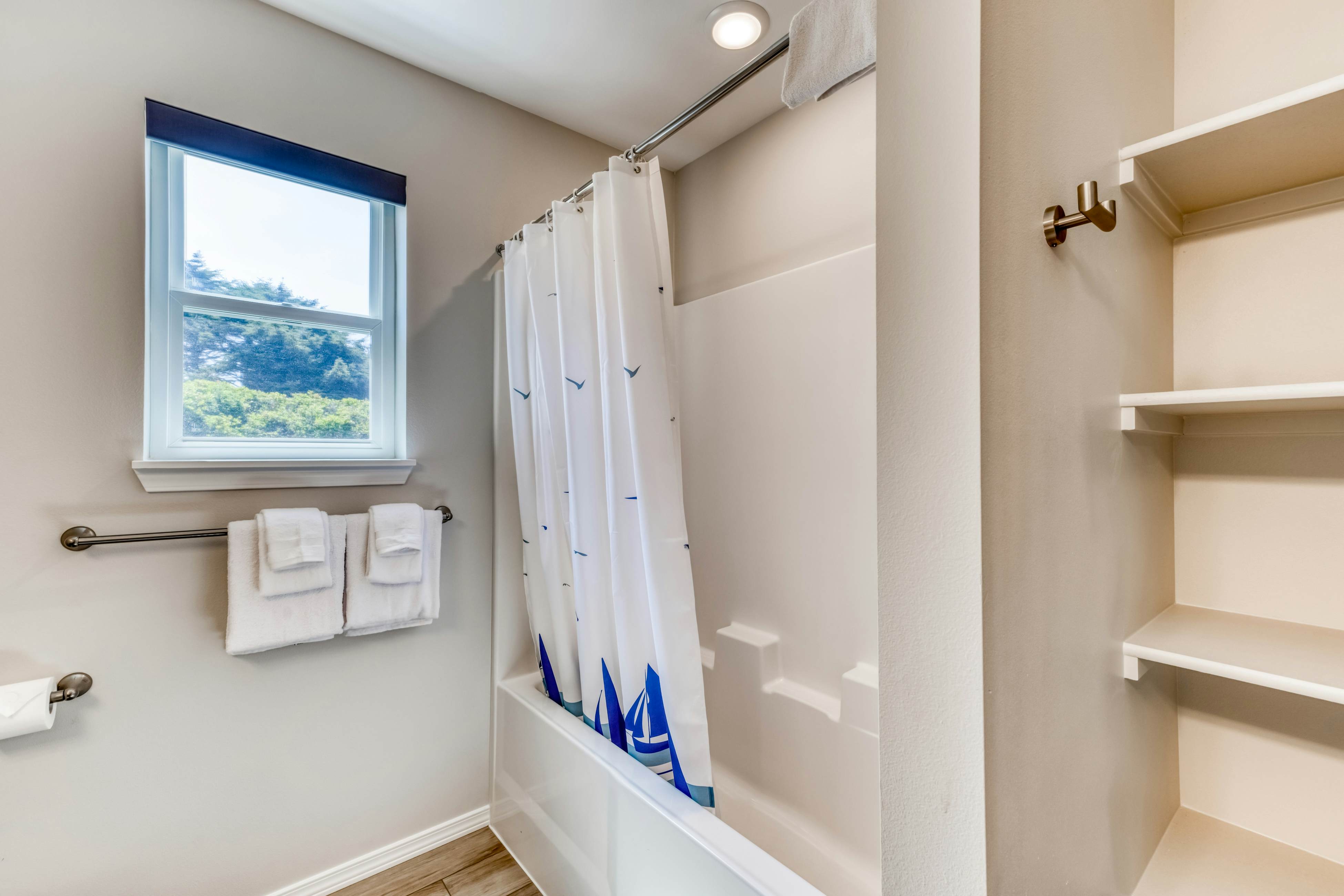 Oceanfront, dog-friendly home with hot tub & huge view - steps to beach access