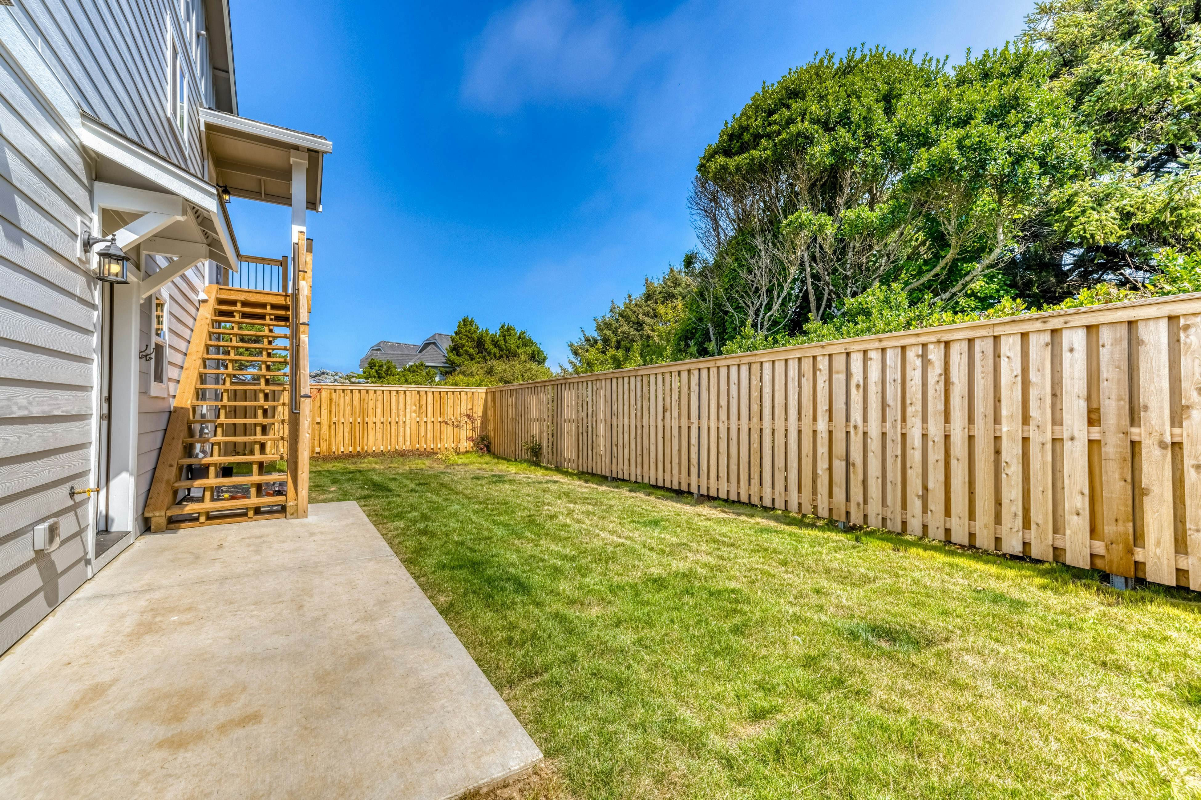 Oceanfront, dog-friendly home with hot tub & huge view - steps to beach access