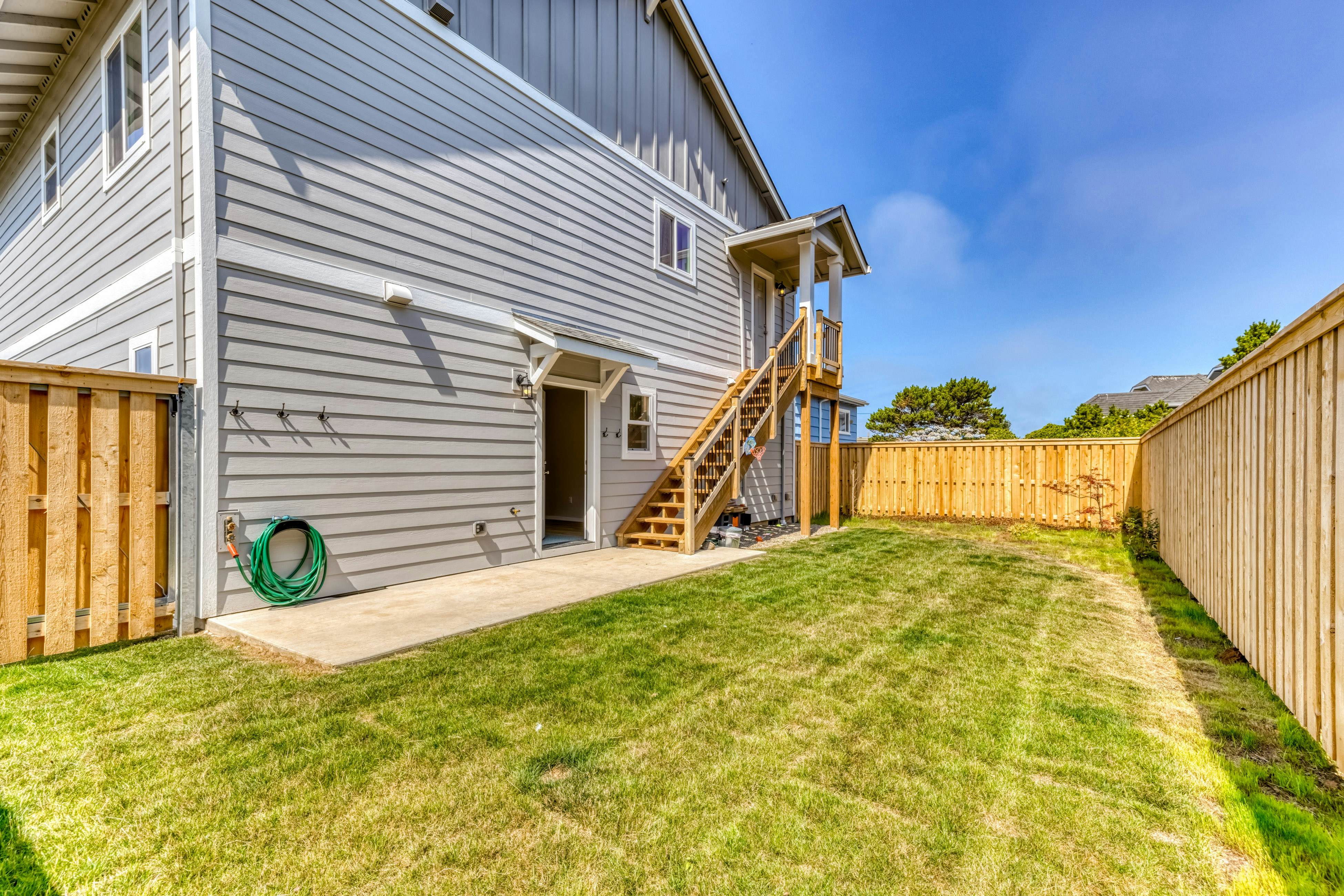 Oceanfront, dog-friendly home with hot tub & huge view - steps to beach access