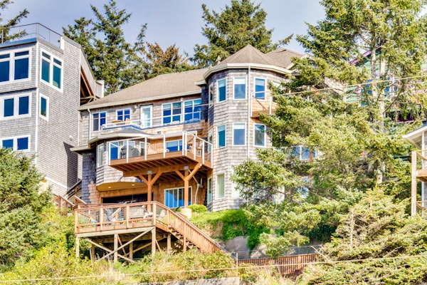 Charming dog friendly historical home with gorgeous ocean views